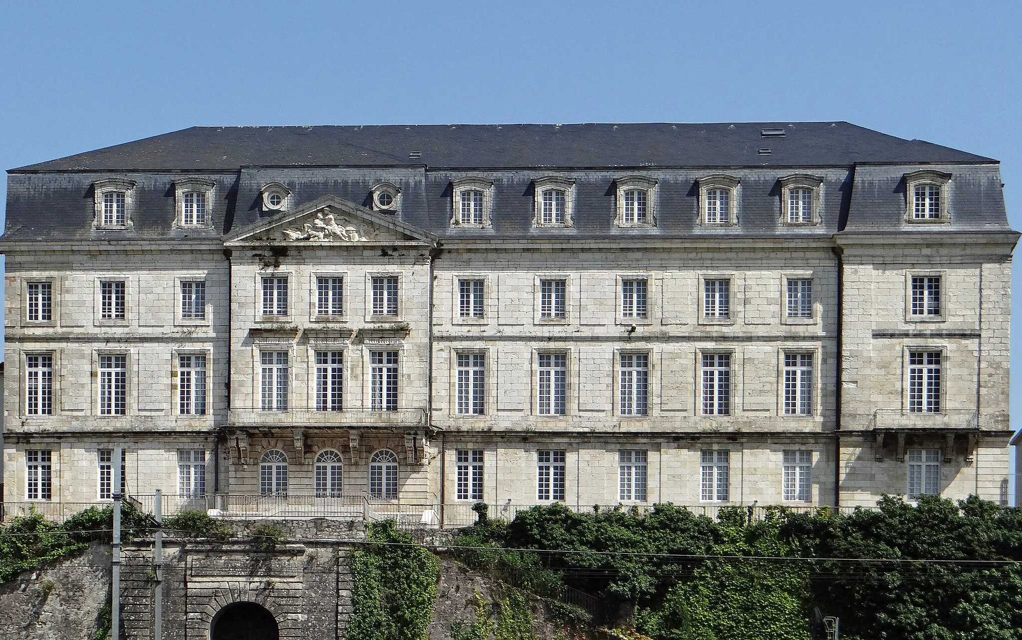 Photo showing: Château d'Aiguillon - Façade côté campagne