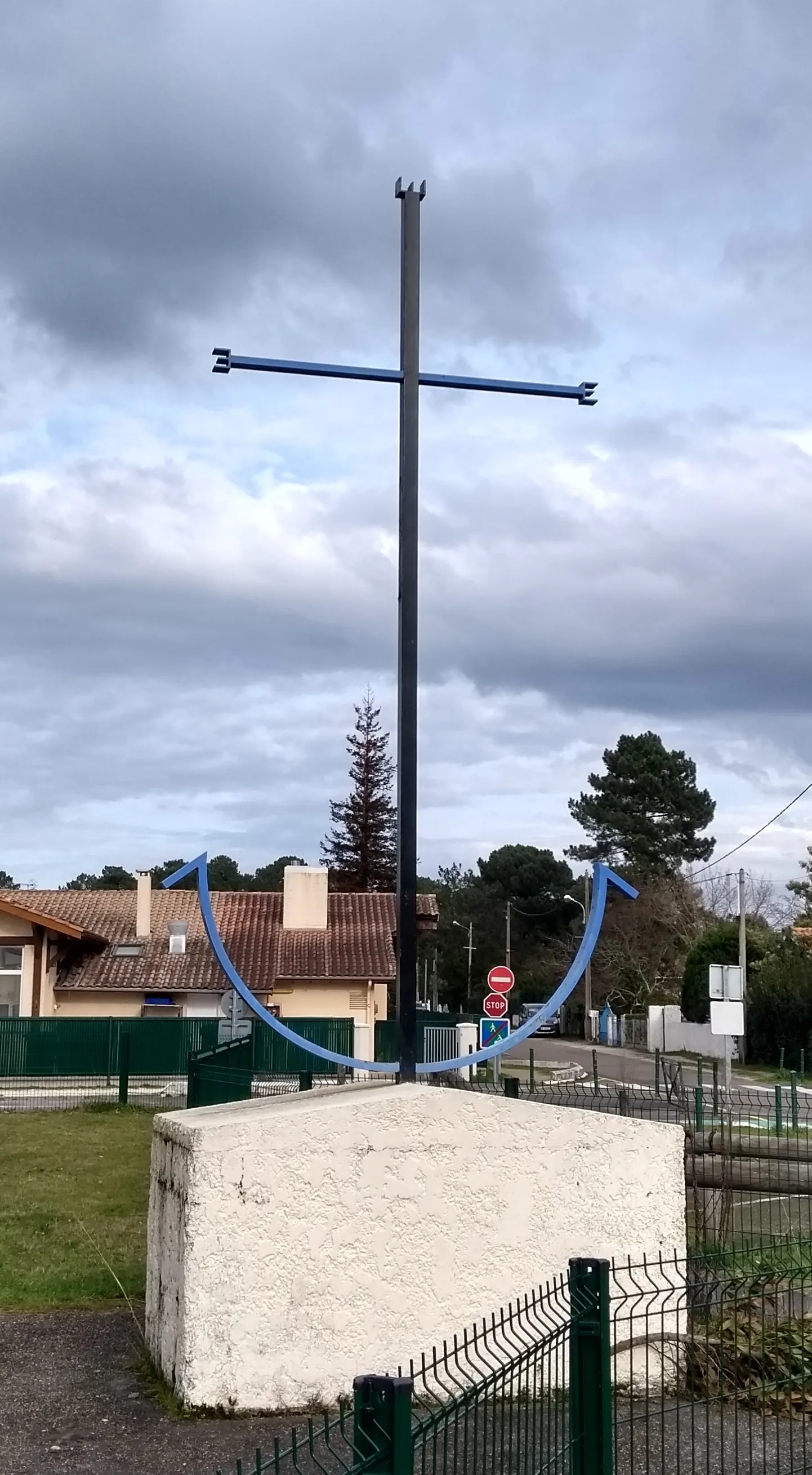 Photo showing: Croix de la Chapelle Sainte Bernadette, Cassy-les-Bains, Lanton. Janvier 2020.