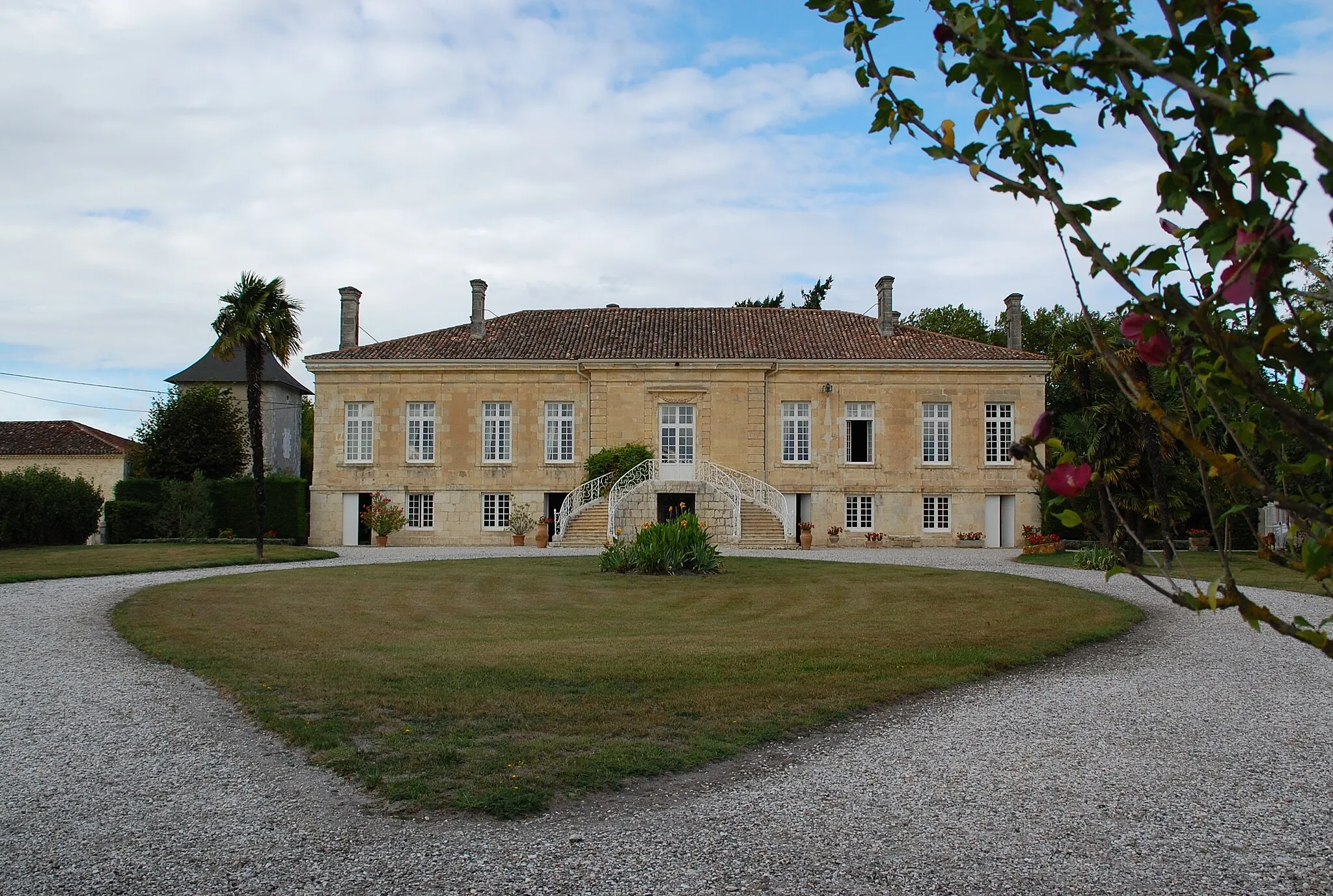 Photo showing: This building is indexed in the base Mérimée, a database of architectural heritage maintained by the French Ministry of Culture, under the reference PA33000152 .