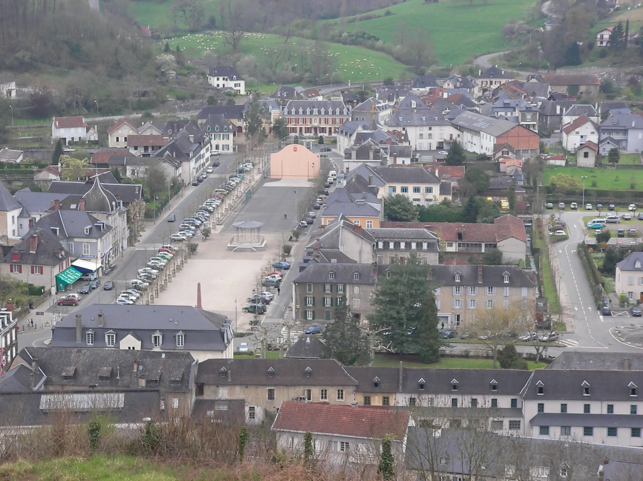 Photo showing: Mauléon and the square des Allées, seen from the old castle