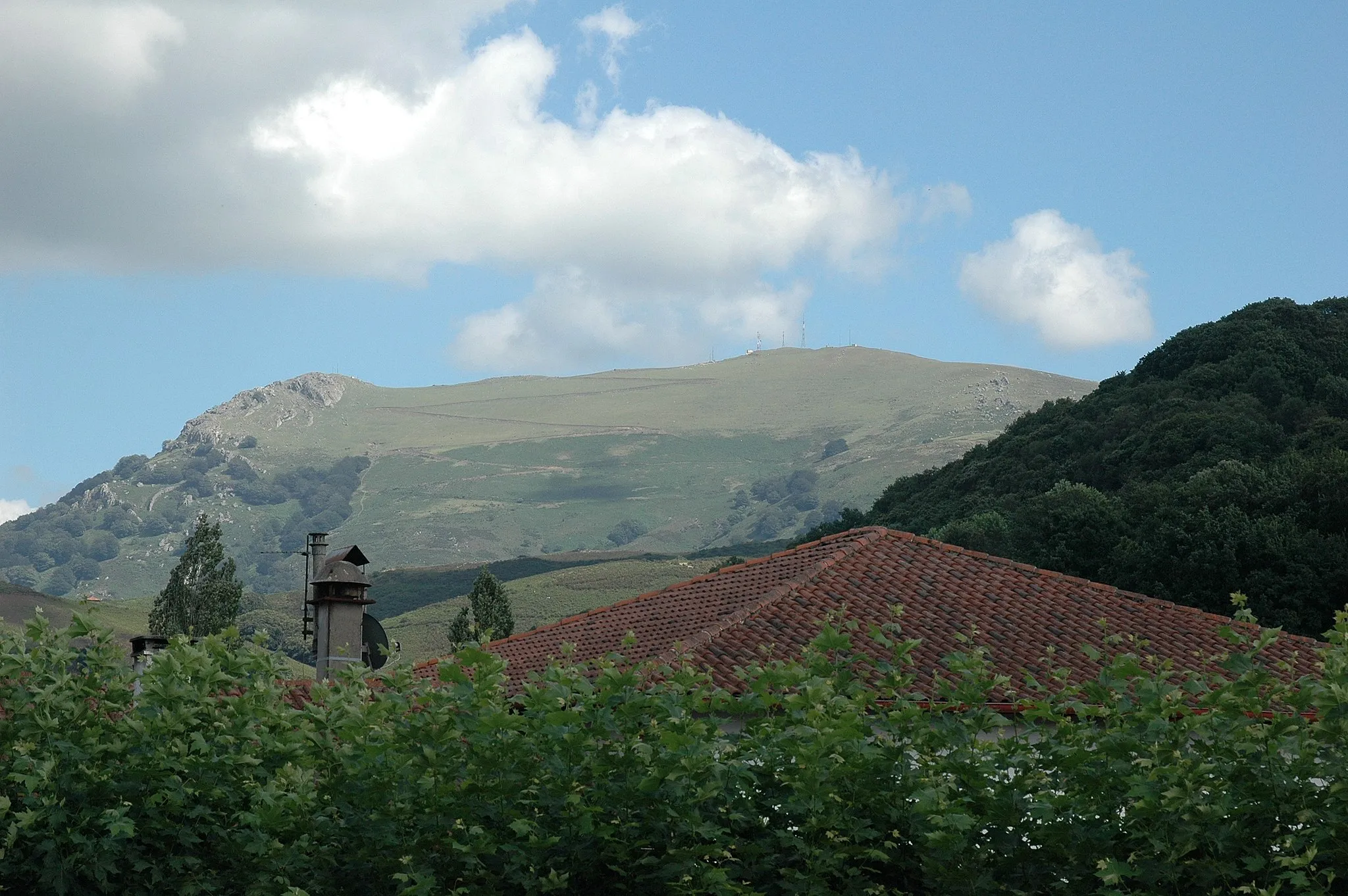 Photo showing: Mount Baigura (897 m) seen from Luhuso (fr. Louhossoa); this mountain is on the border between Labourd and Lower Navarre, Basque Country.