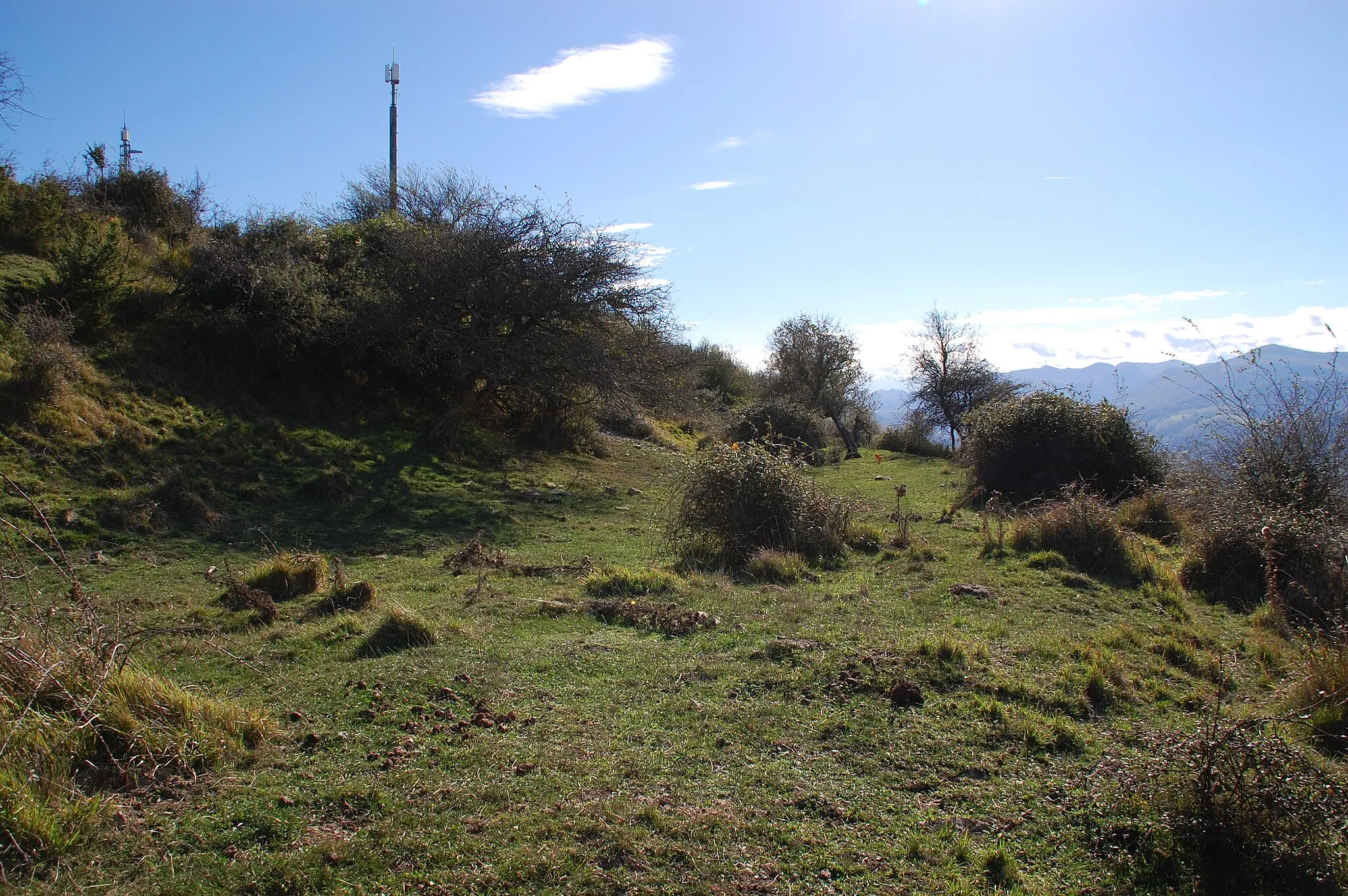 Photo showing: Gaztelu Zahar de Larceveau : vue de la lice creusée sous le parapet.