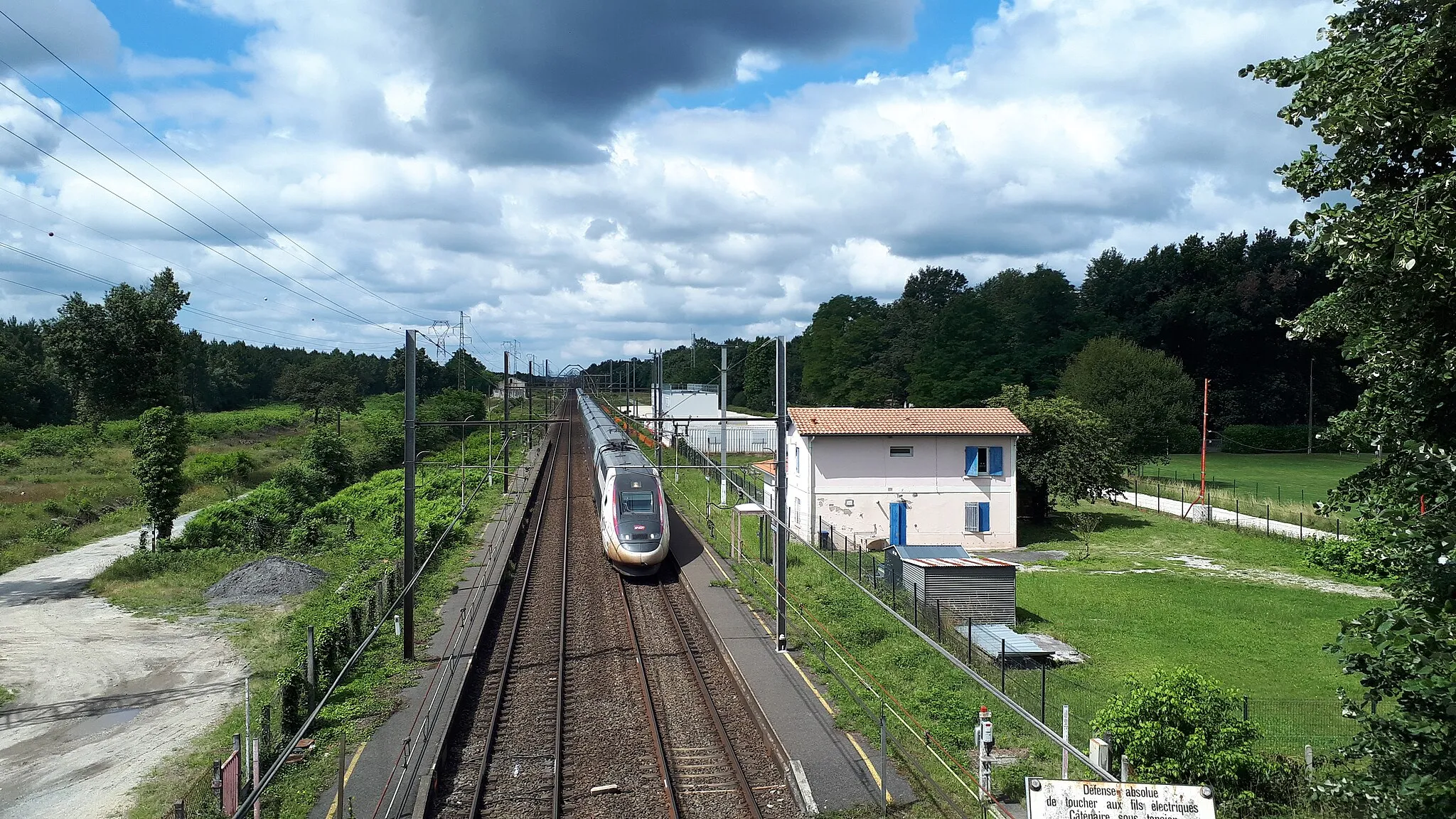 Photo showing: Ancienne gare de Pierroton avec un TGV Duplex passant devant