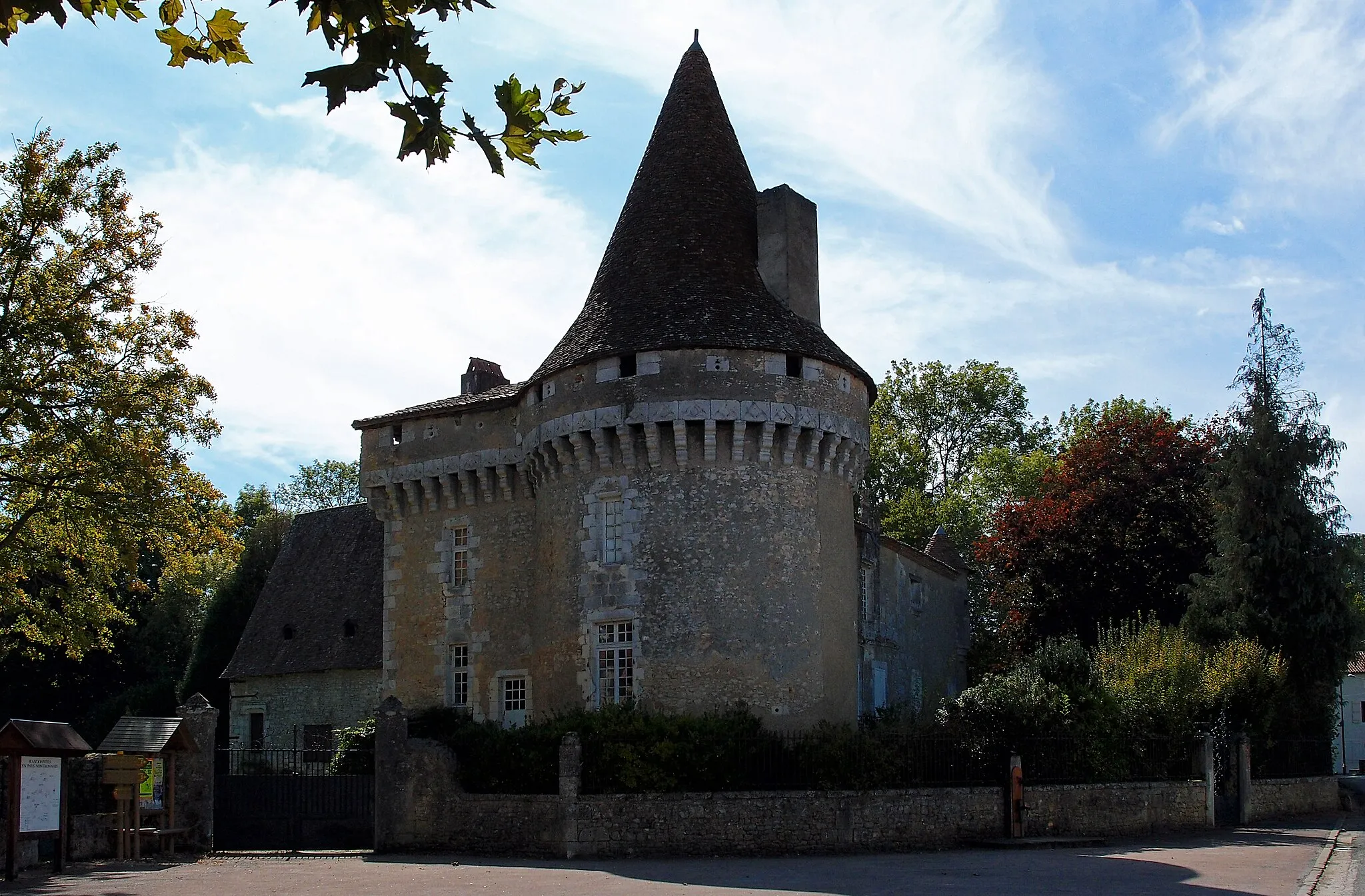 Photo showing: This building is inscrit au titre des monuments historiques de la France. It is indexed in the base Mérimée, a database of architectural heritage maintained by the French Ministry of Culture, under the reference PA00082586 .