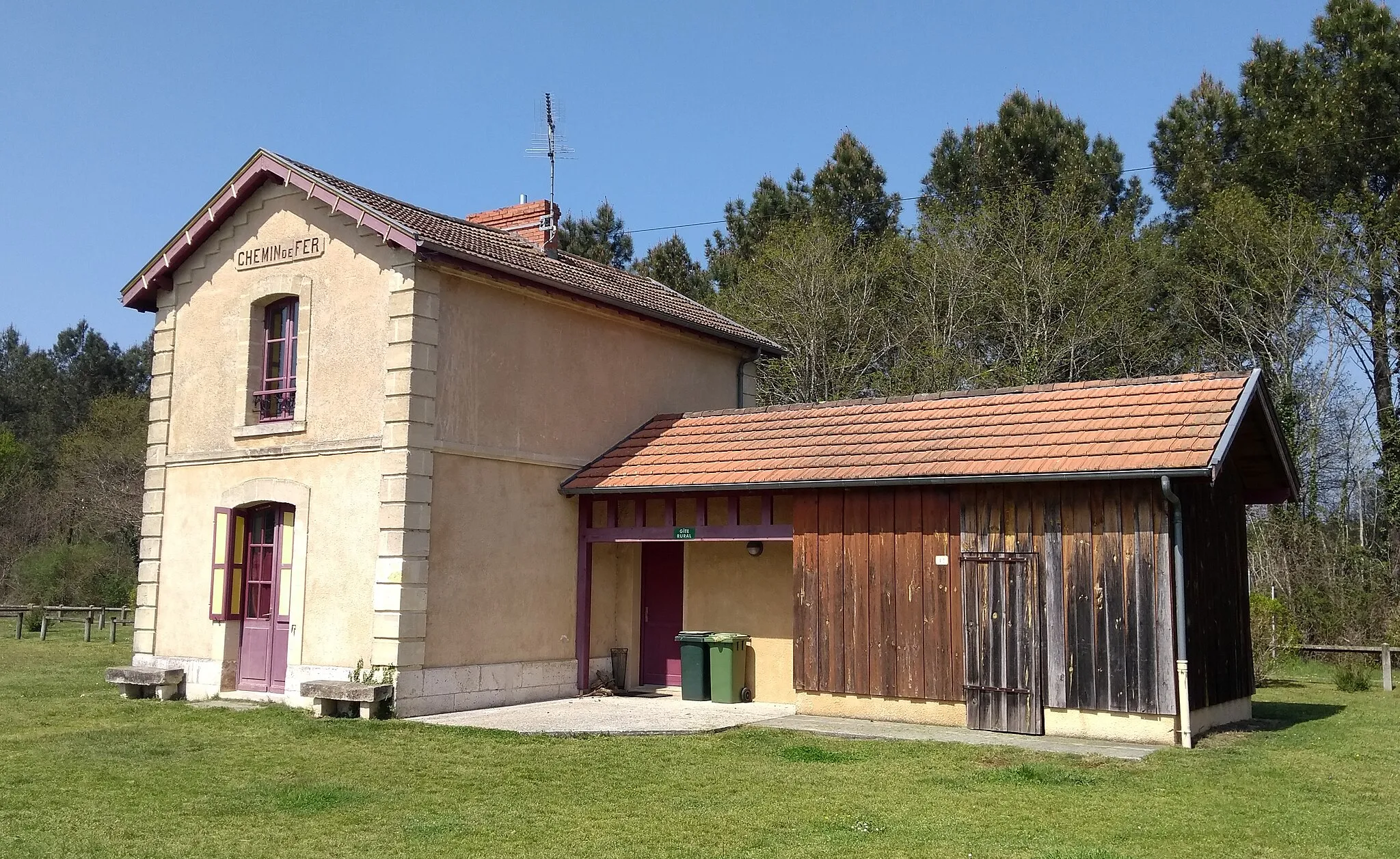 Photo showing: Ancienne gare de Joué, reconverti en gîte communal : Gîte de Joué