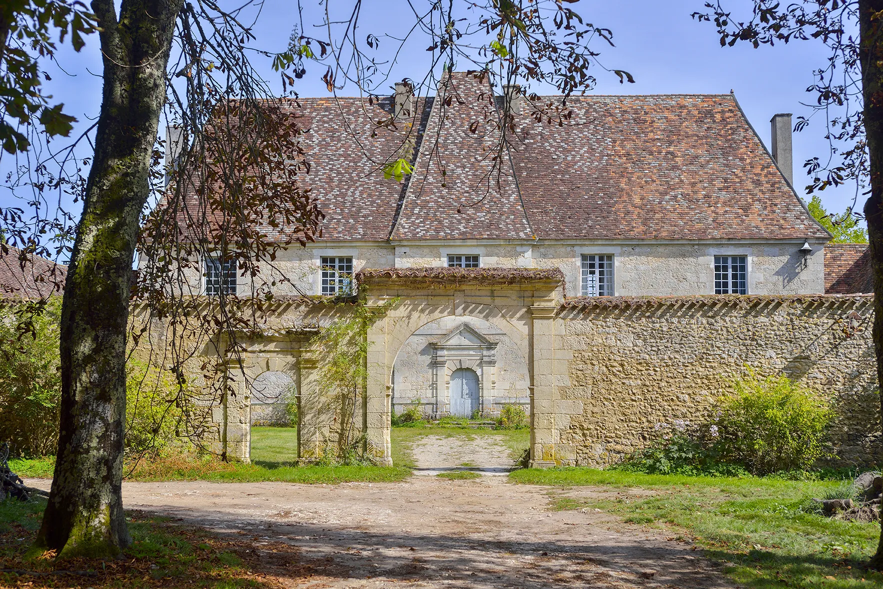 Photo showing: This building is inscrit au titre des monuments historiques de la France. It is indexed in the base Mérimée, a database of architectural heritage maintained by the French Ministry of Culture, under the reference PA00082617 .