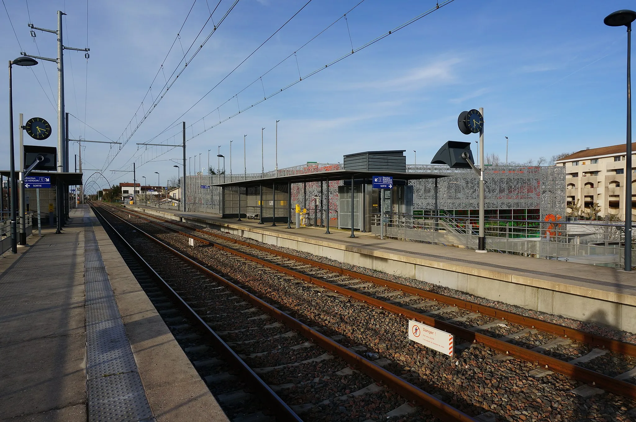 Photo showing: Merignac-Arlac train station (Gironde, France), on a bridge.