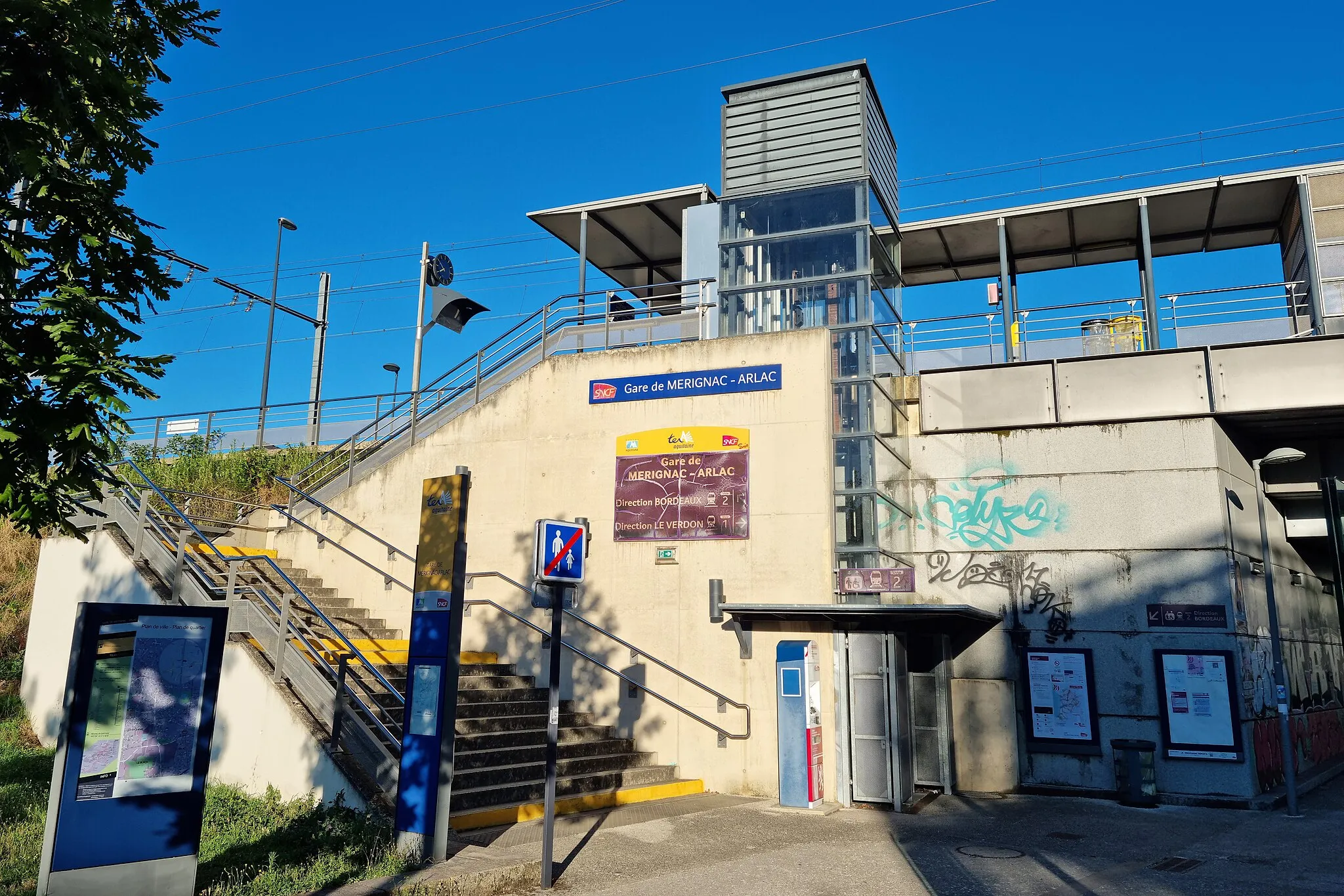Photo showing: Accès voie 2 de la gare de Mérignac-Arlac.