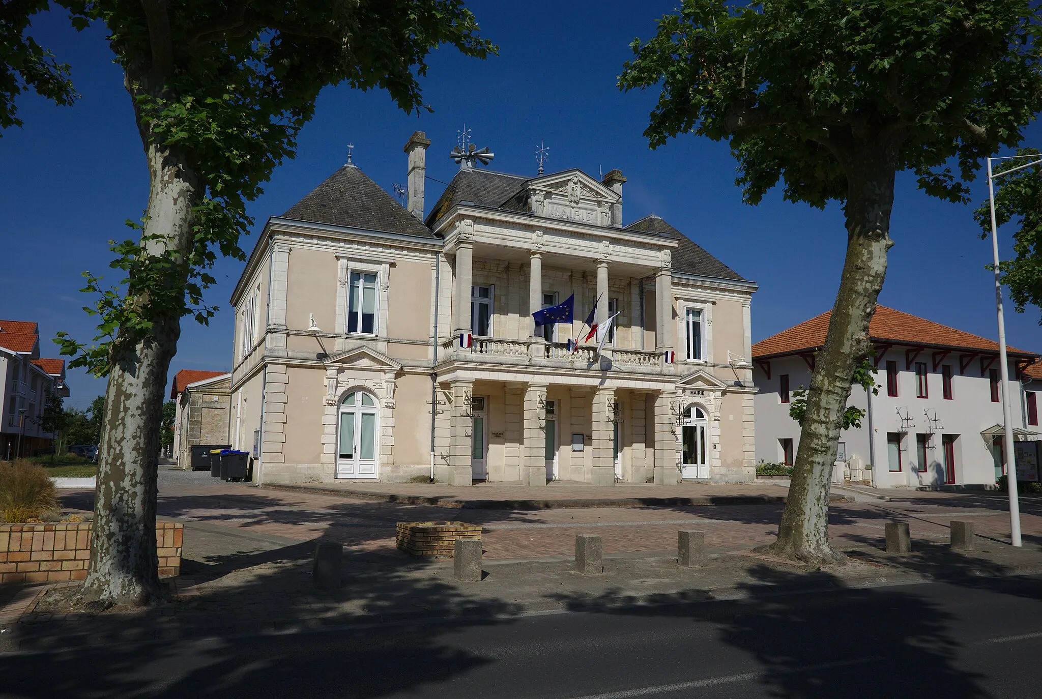 Photo showing: Town hall