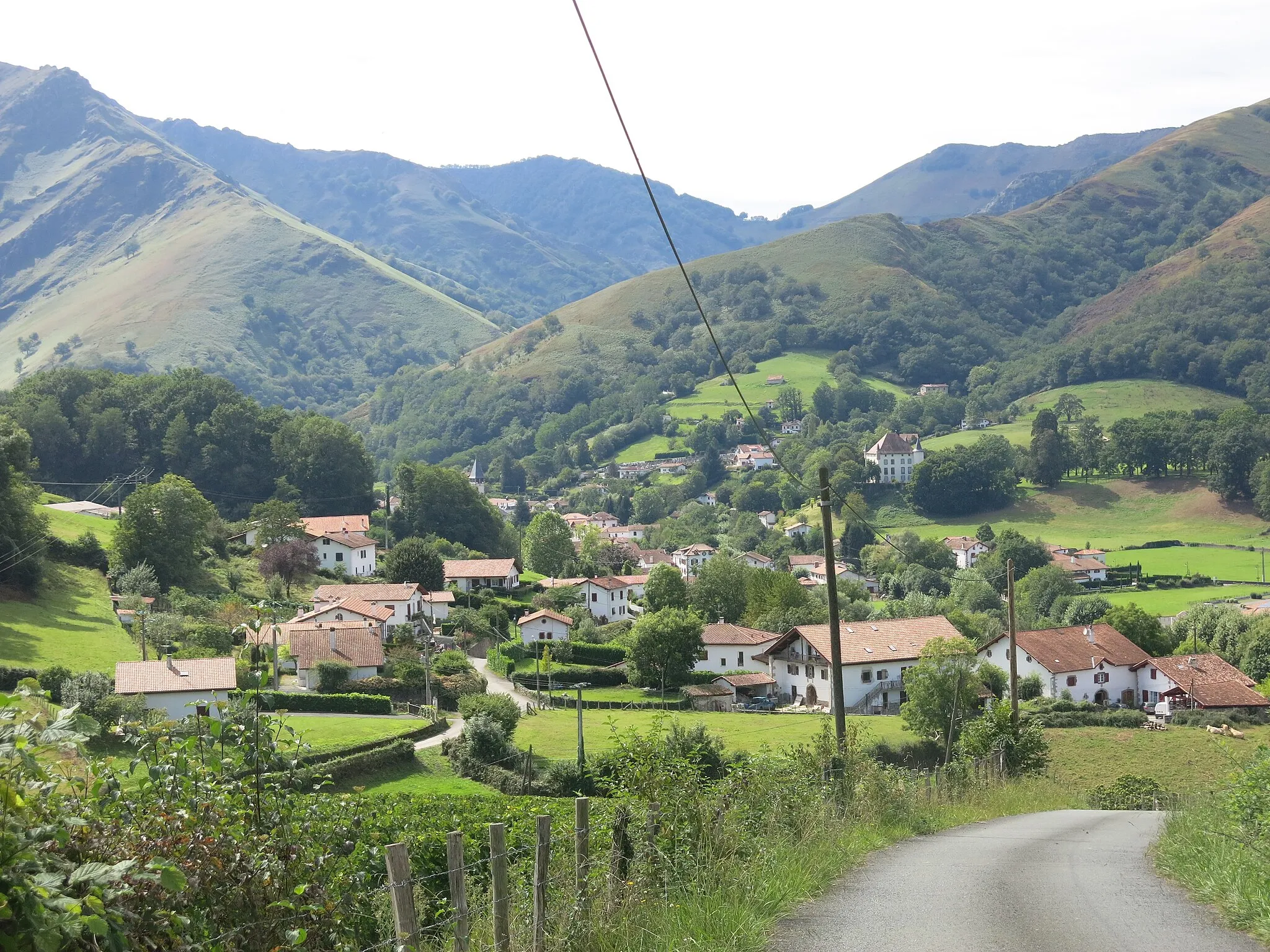 Photo showing: Saint-Étienne-de-Baïgorry seen from the heights in east (Pyrénées-Atlantiques, France).