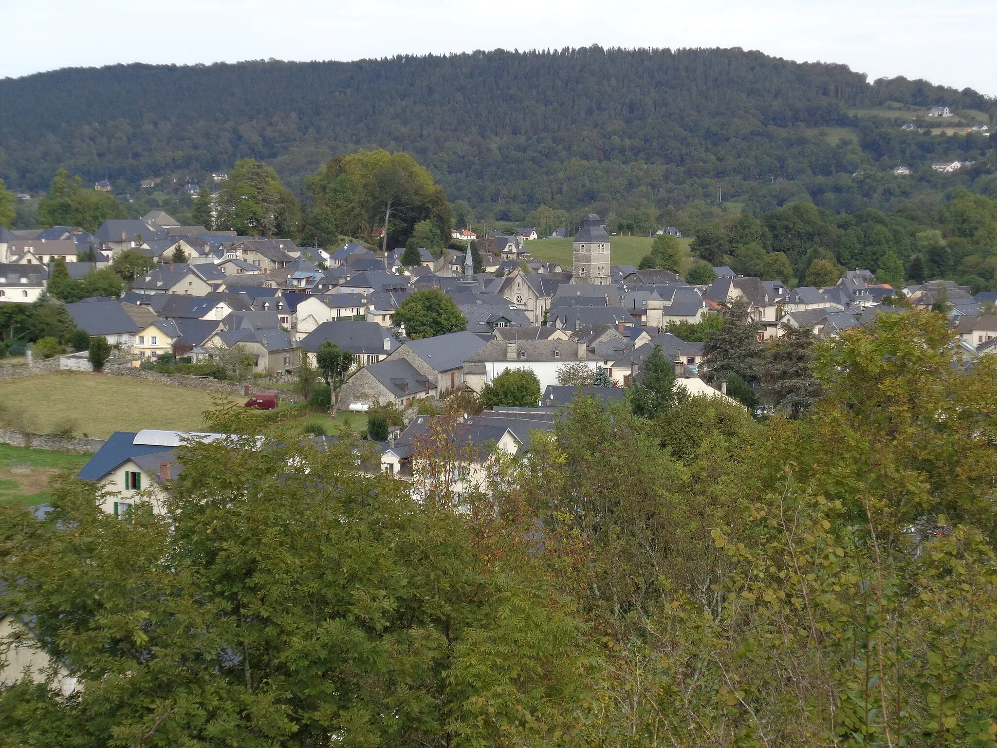 Photo showing: Le bourg d'Arudy depuis la chapelle Saint-Michel