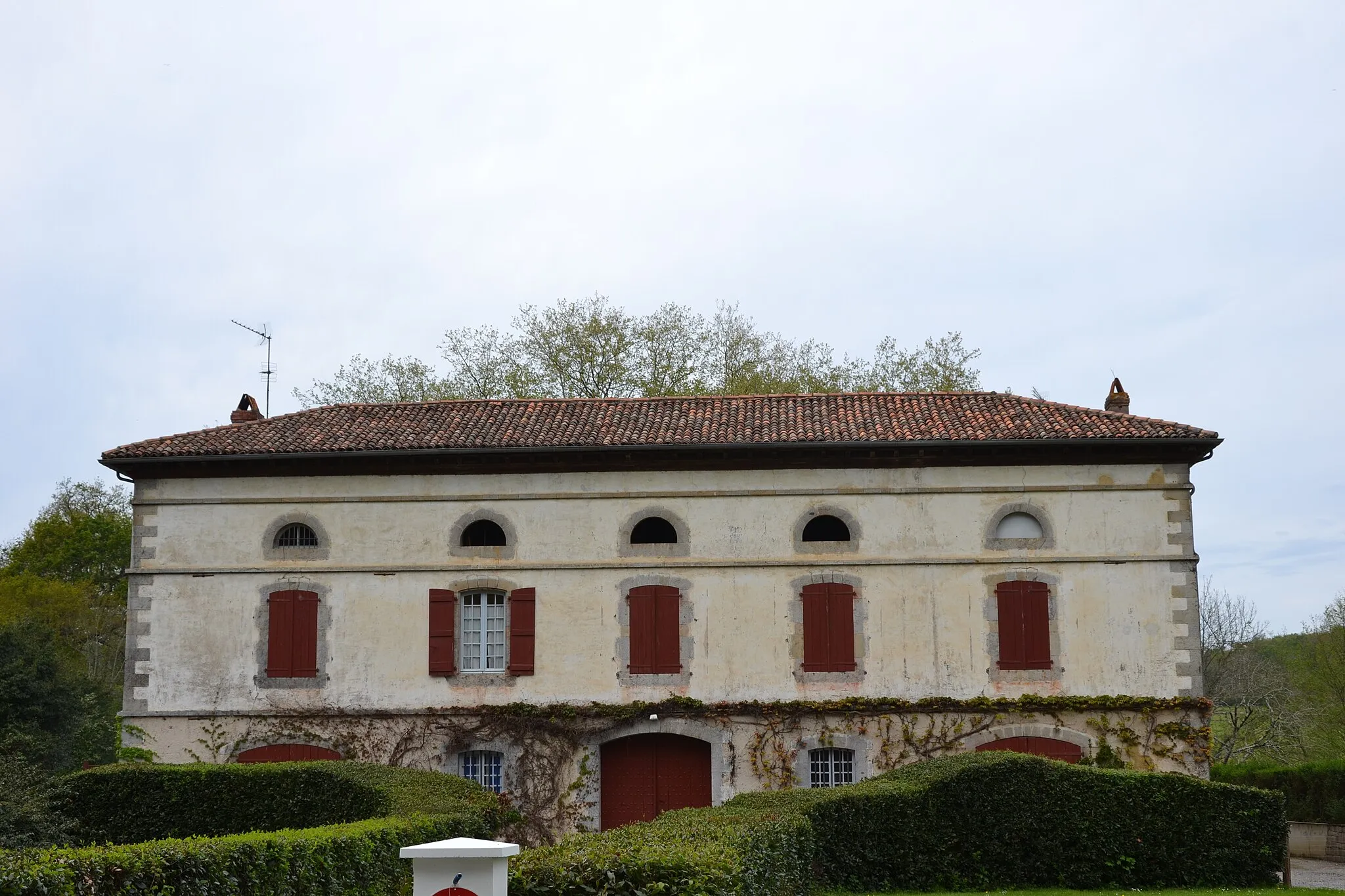 Photo showing: This building is indexed in the base Mérimée, a database of architectural heritage maintained by the French Ministry of Culture, under the reference PA00084538 .