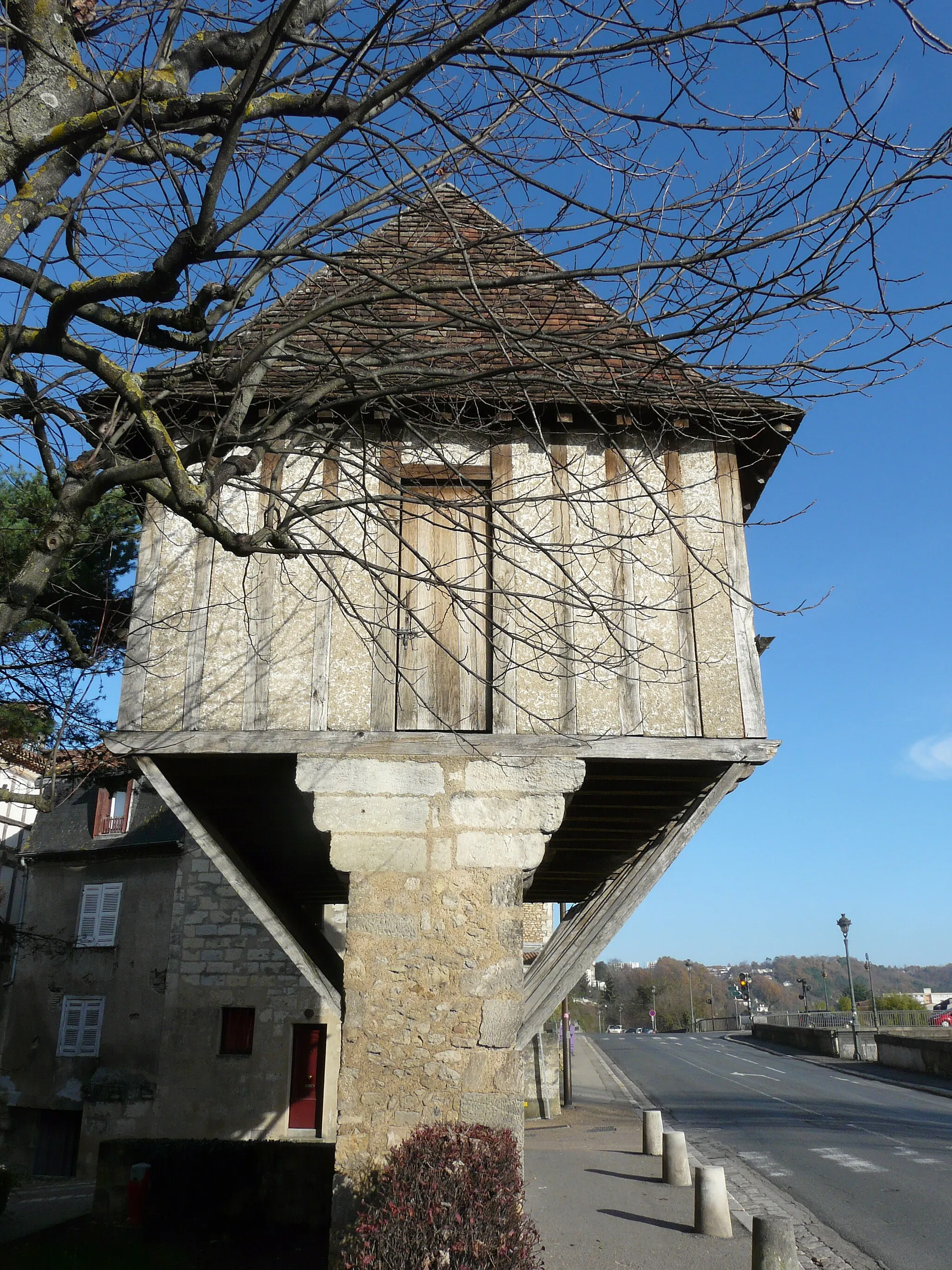 Photo showing: L'eschif, boulevard Georges Saumande, Périgueux, Dordogne, France.