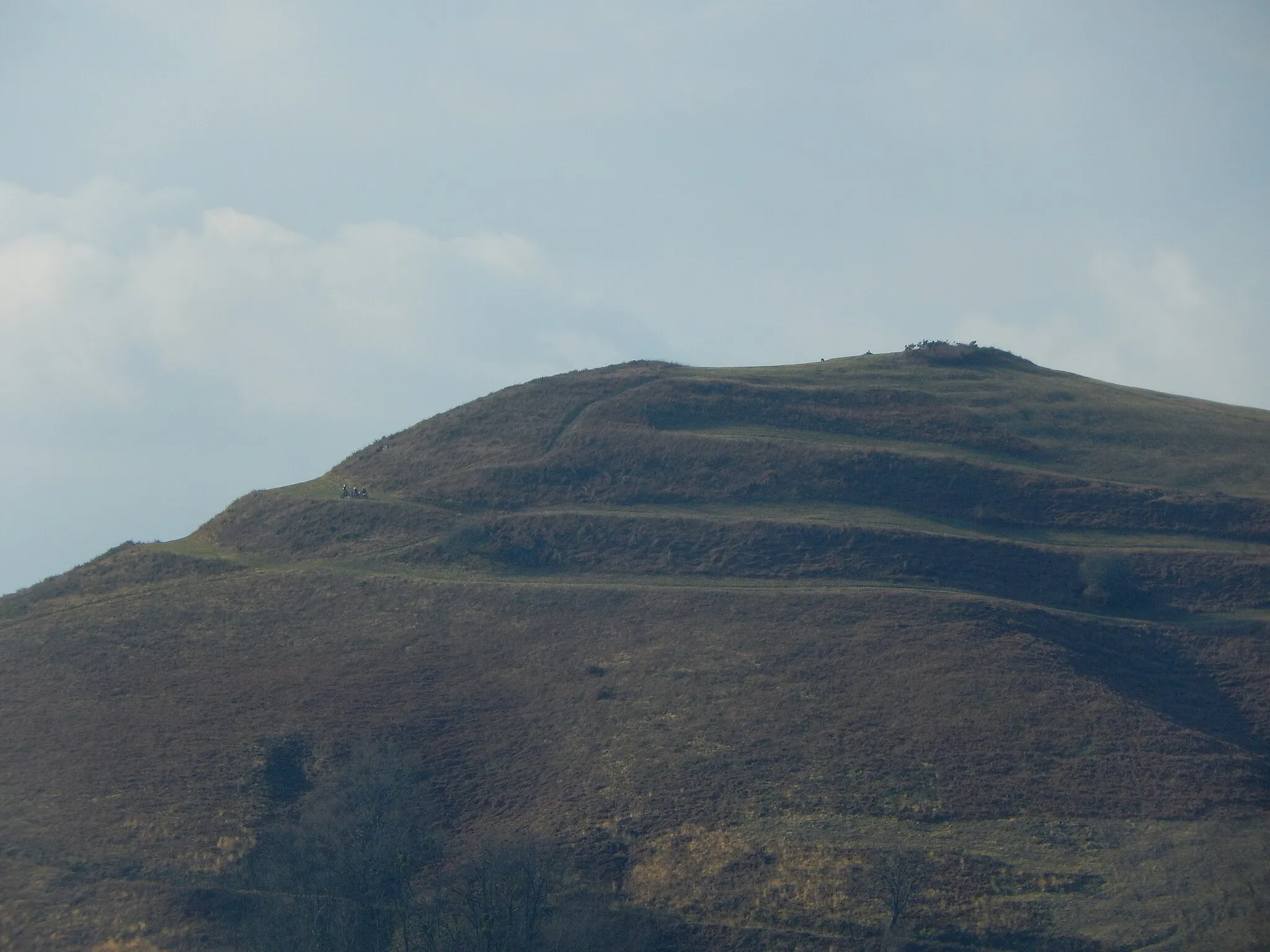 Photo showing: Fortifications protohistoriques à trois niveaux du mont Abarratia. Vue du flanc est, à Isturitz.