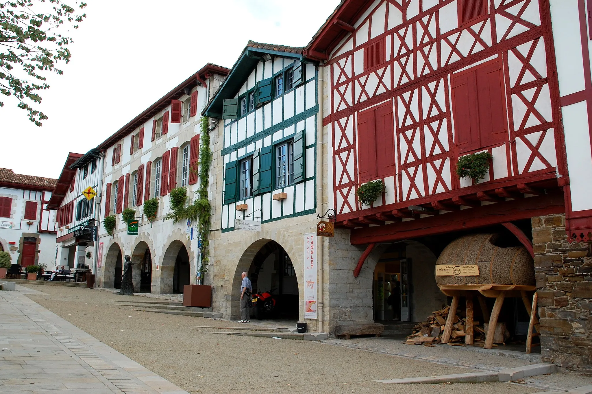 Photo showing: Place de la mairie in La Bastide-Clairence