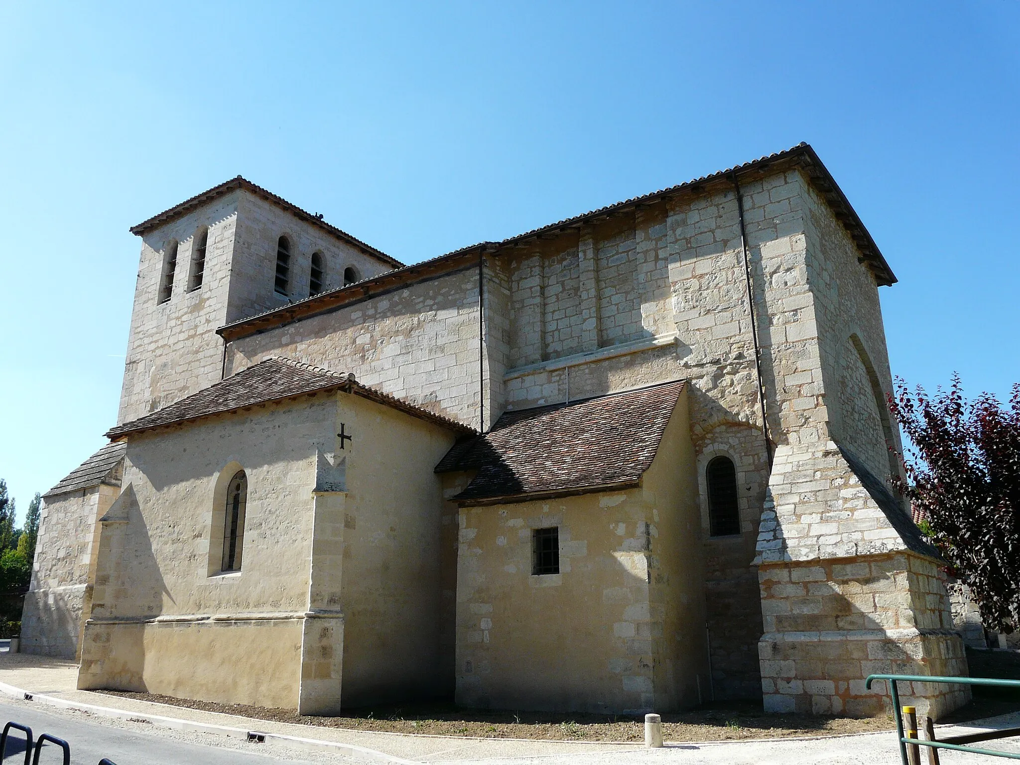 Photo showing: Le côté sud de l'église Saint-Jean Baptiste de Preyssac, Château-l'Évêque, Dordogne, France.