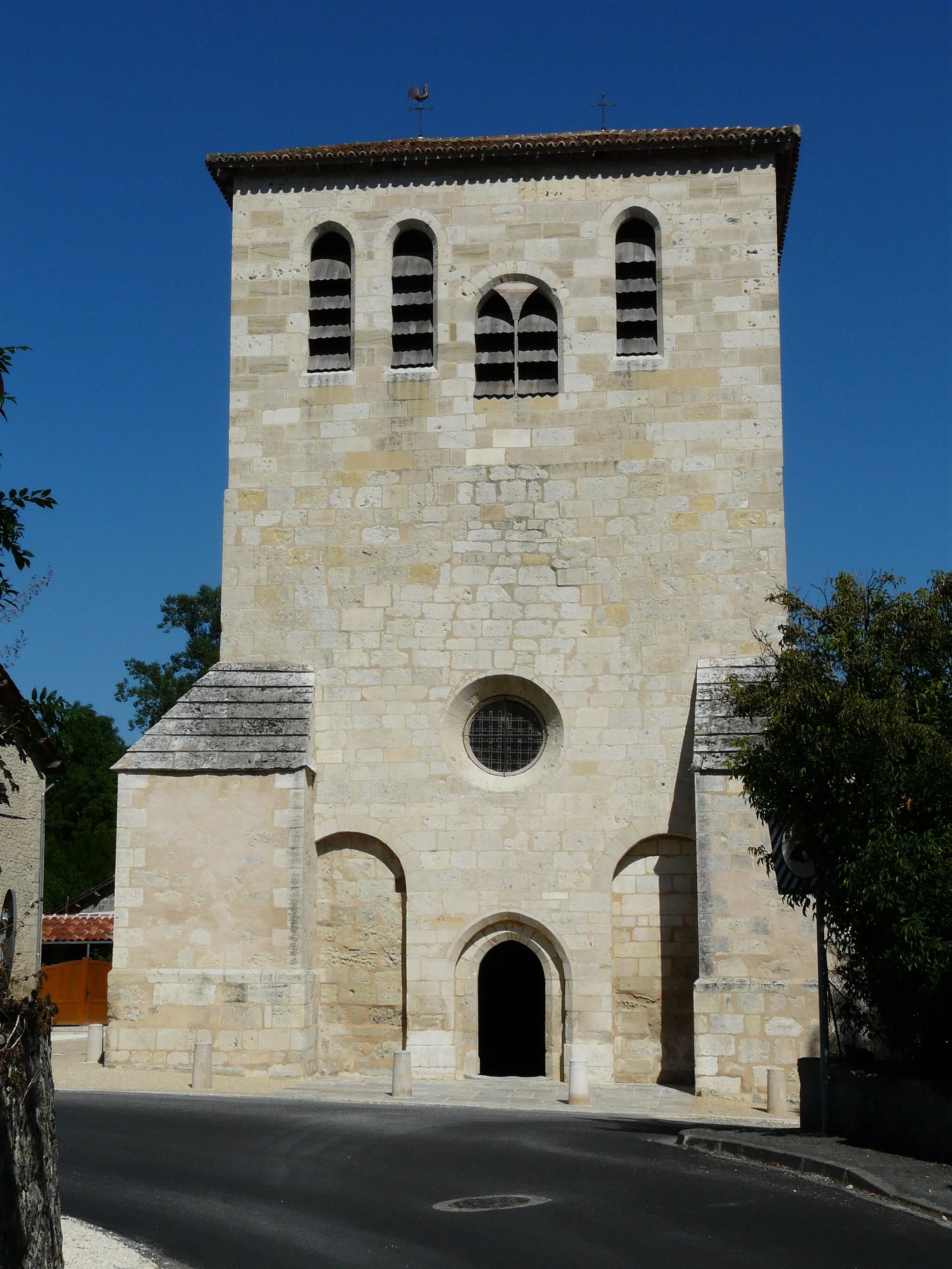 Photo showing: La façade ouest de l'église Saint-Jean Baptiste de Preyssac, Château-l'Évêque, Dordogne, France.