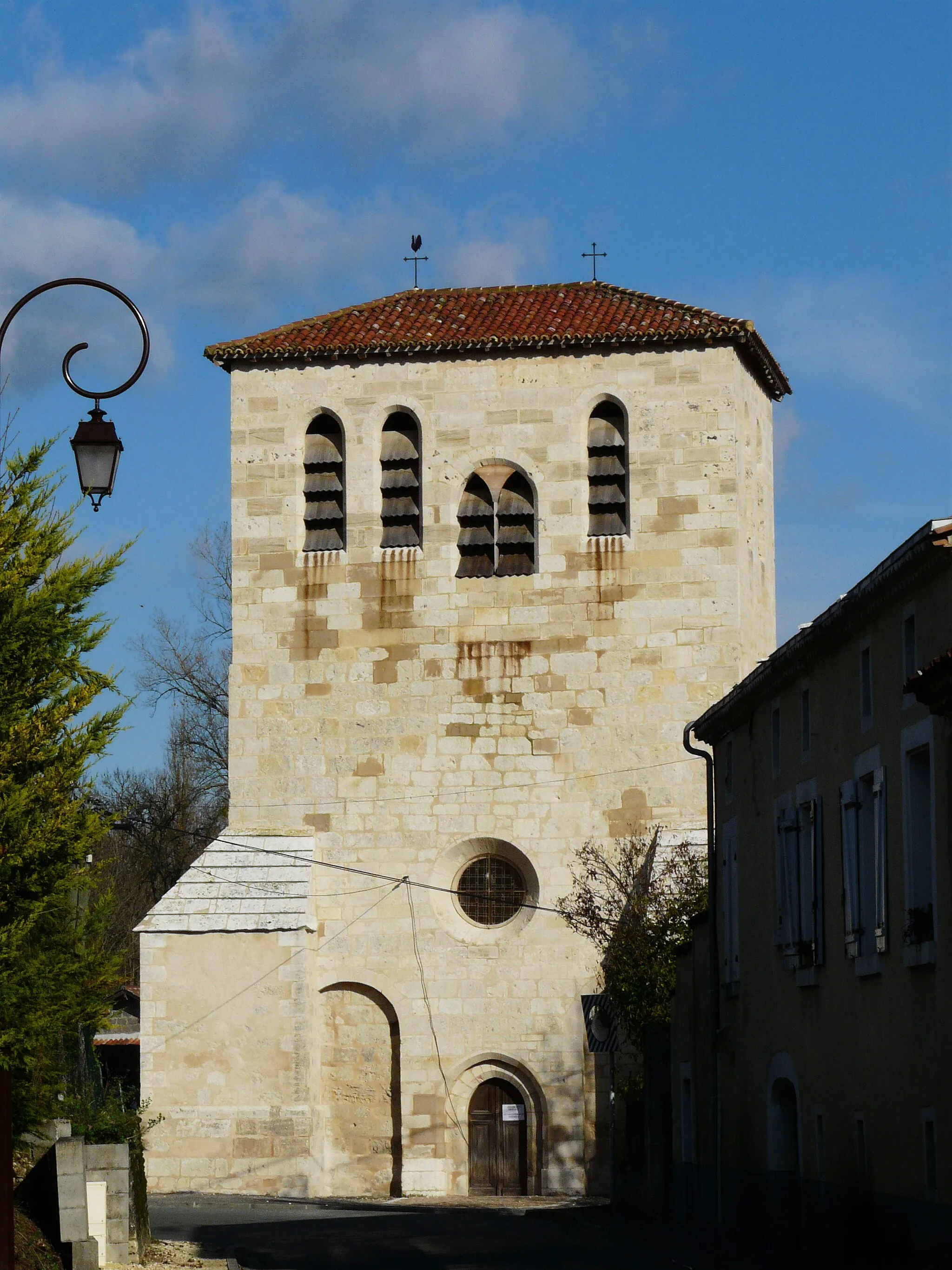 Photo showing: La façade ouest de l'église Saint-Jean Baptiste de Preyssac, Château-l'Évêque, Dordogne, France