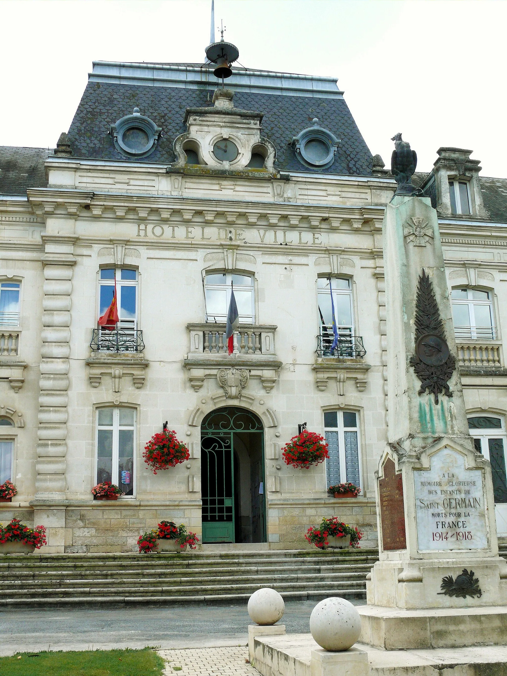 Photo showing: Saint-Germain-du-Bel-Air - Hôtel de ville et monument aux morts