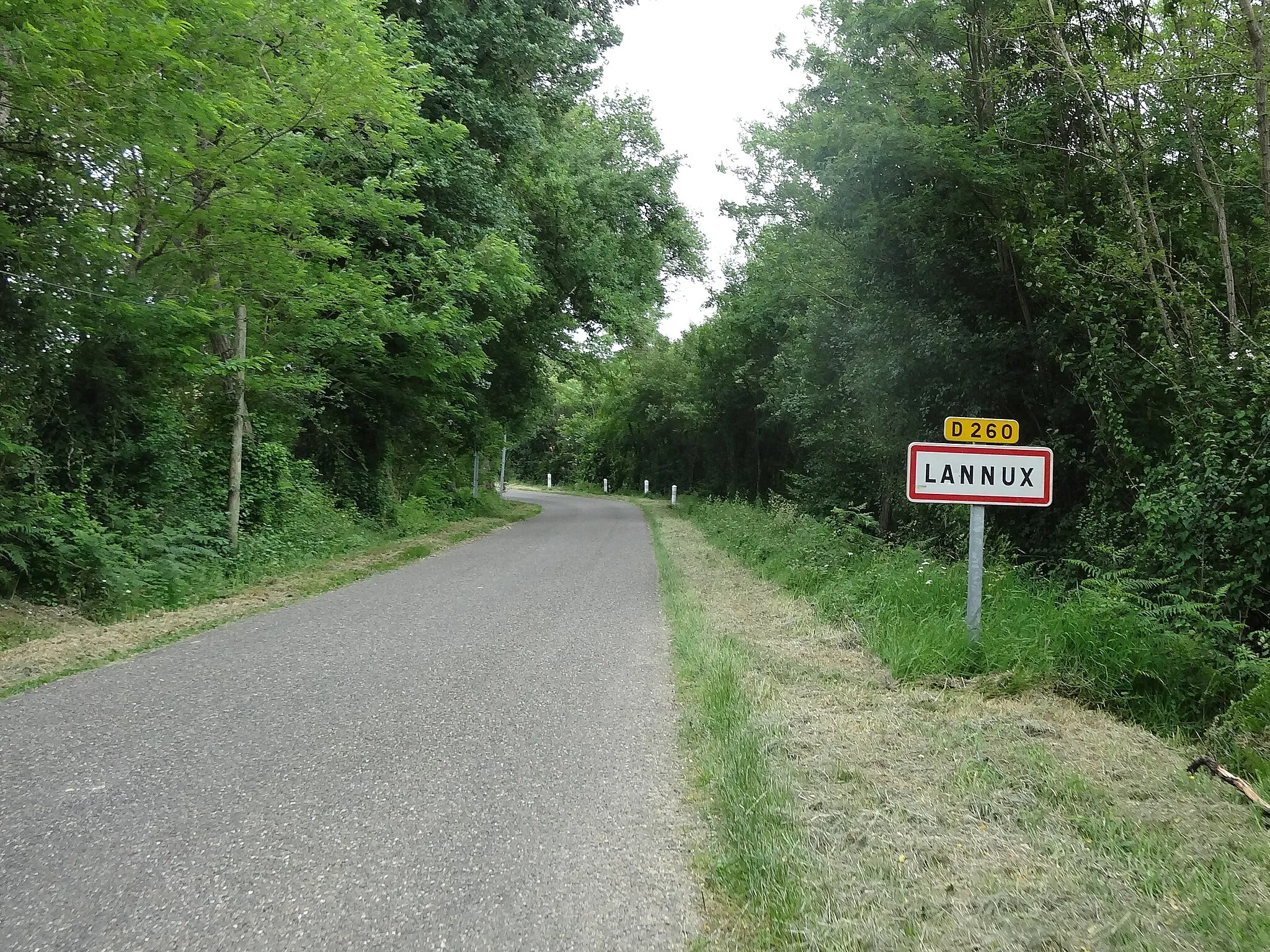 Photo showing: Entrée sud-est de Lannux.