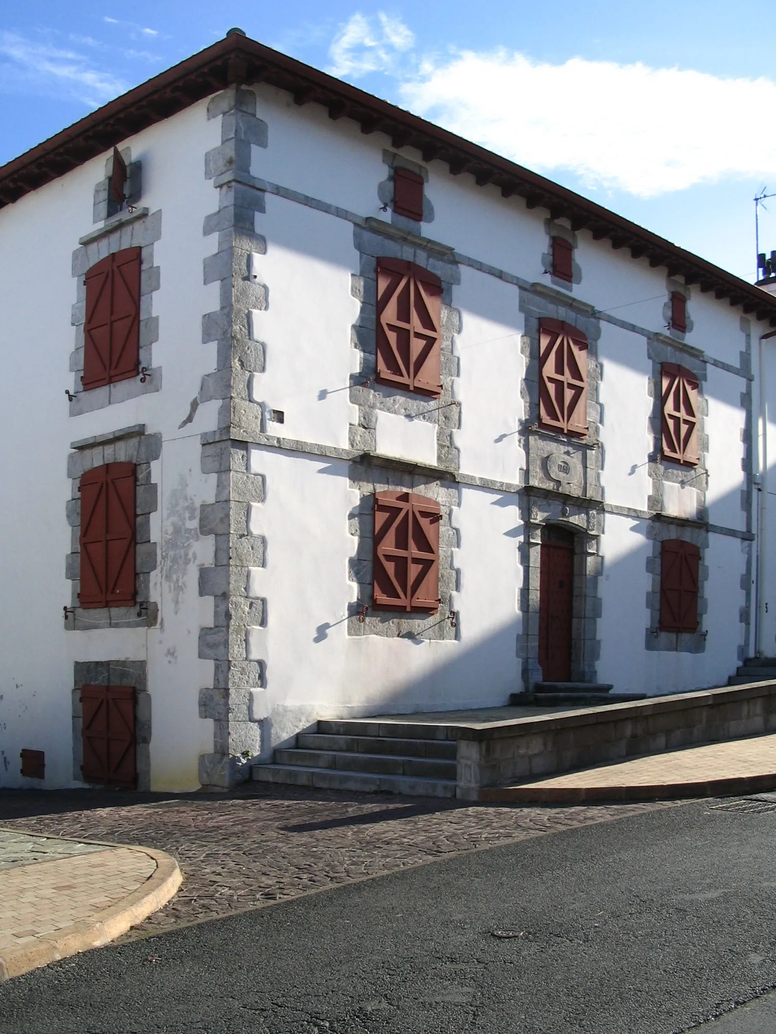 Photo showing: Maison du XVIIIe siècle - Hasparren - Pyrénées Atlantiques

Auteur/author: P.Charpiat - 2006