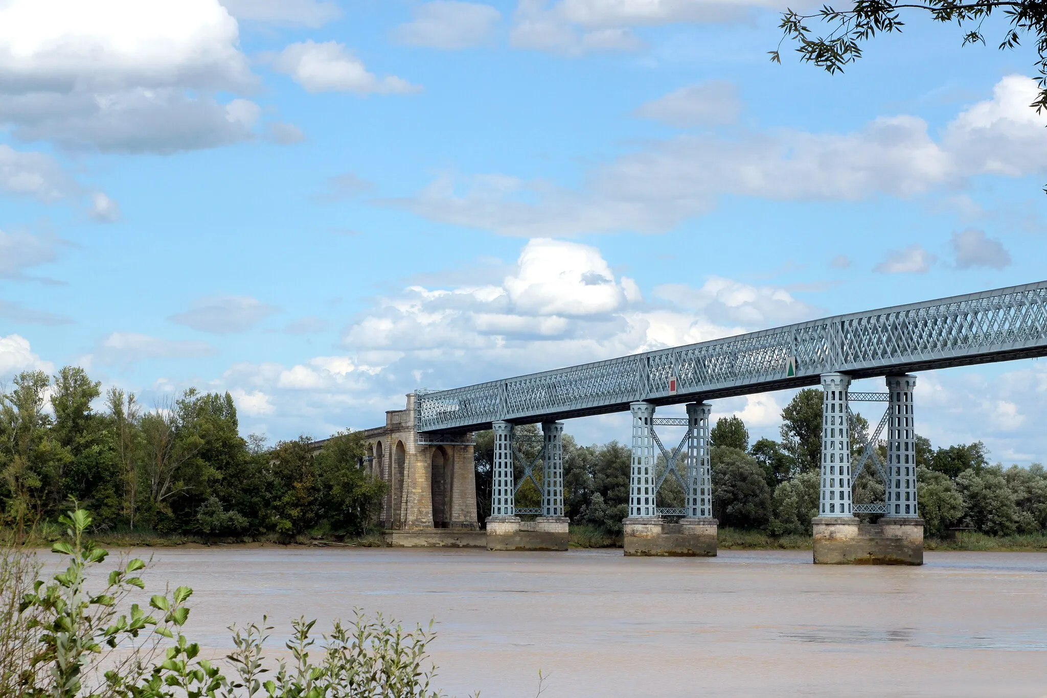 Photo showing: Le pont de la départementale 1010 à Cubzac
