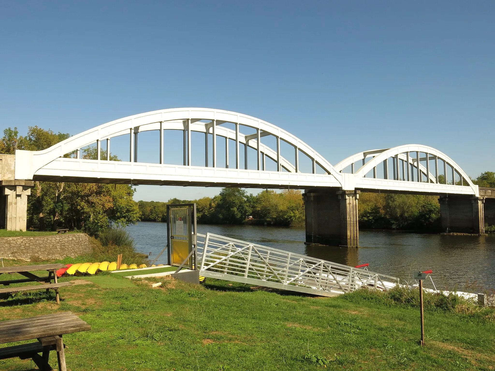 Photo showing: Pont de la Marquèze - downstream, right bank (Landes, France).