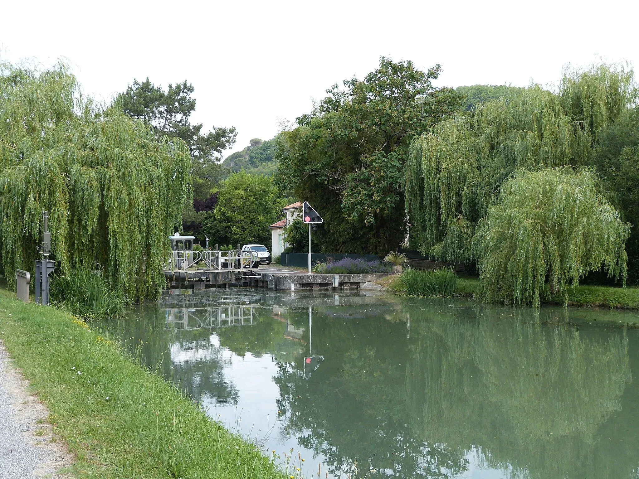 Photo showing: Le canal latéral à la Garonne en aval des portes de l'écluse du Noble (écluse n° 32 sur la commune de Saint-Jean-de-Thurac)