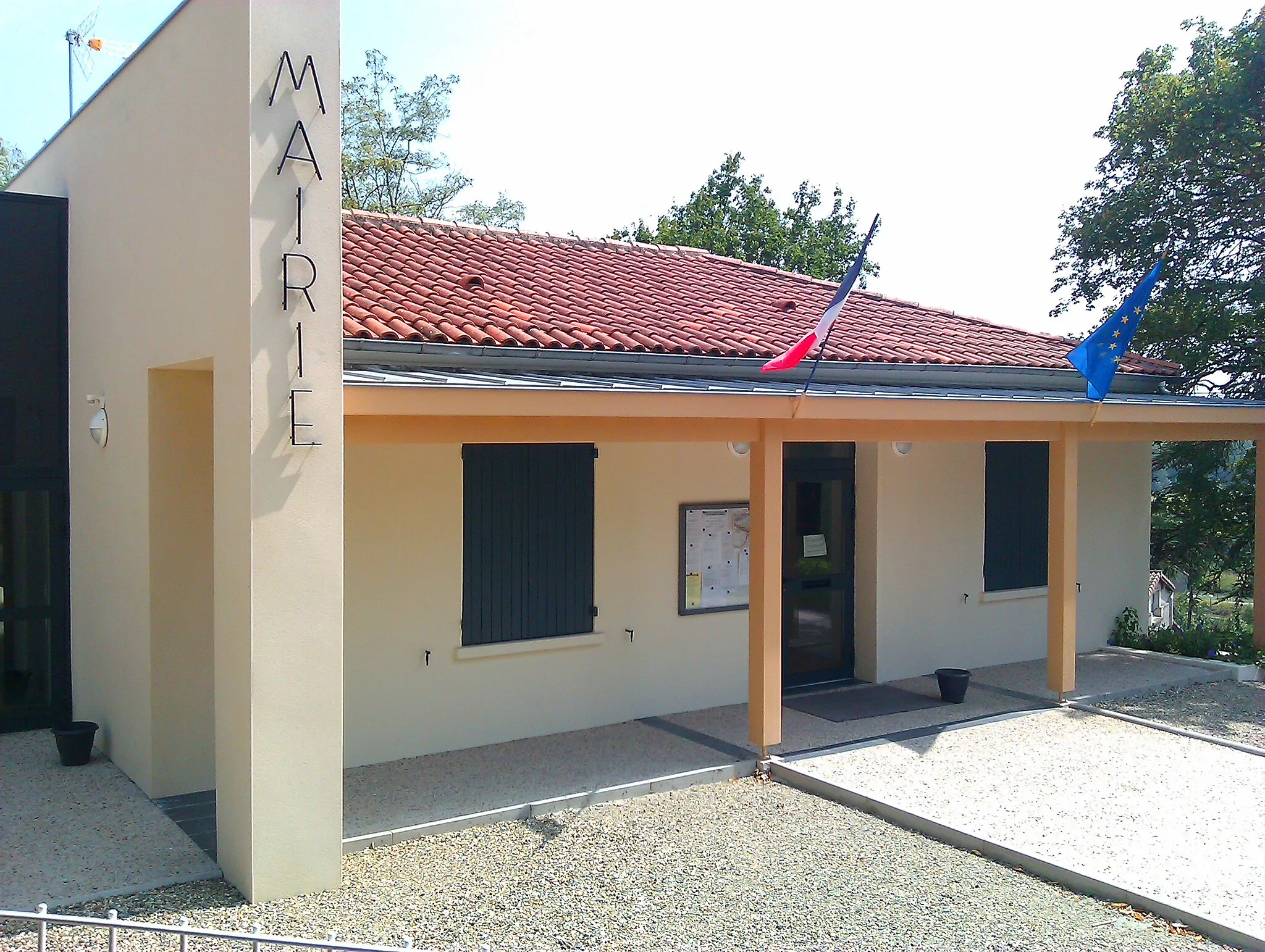 Photo showing: Photograph of the town hall at St Jean de Thurac in France.