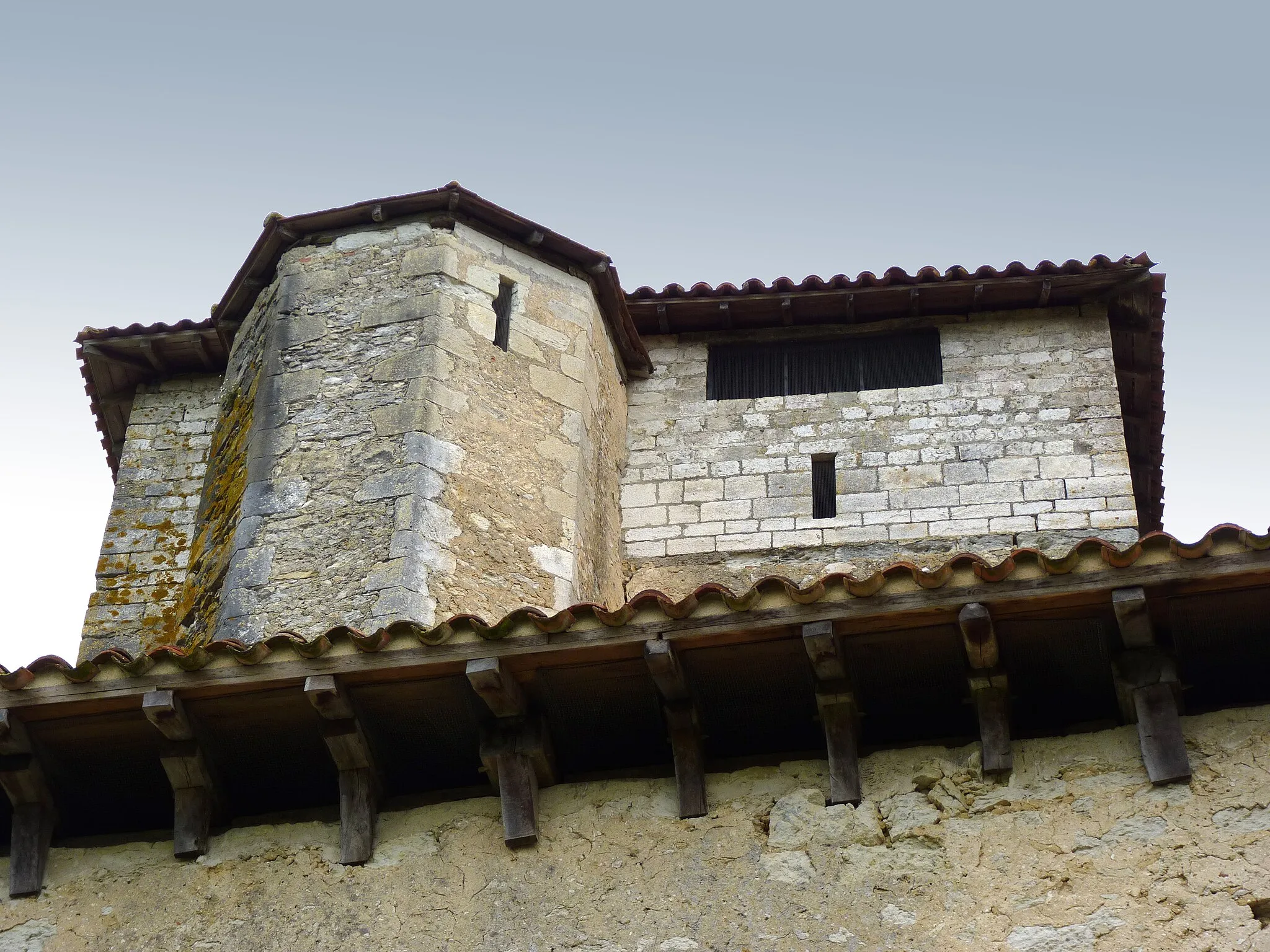 Photo showing: Église Saint-Pierre de Brocas, commune de Montaut, département des Landes, France. Tourelle d'escalier sur le côté sud du clocher. Le clocher est sis entièrement sur le pan nord de la toiture (le toit de l'église est à deux pans) ; la tourelle est sise sur le haut du pan sud du toit.