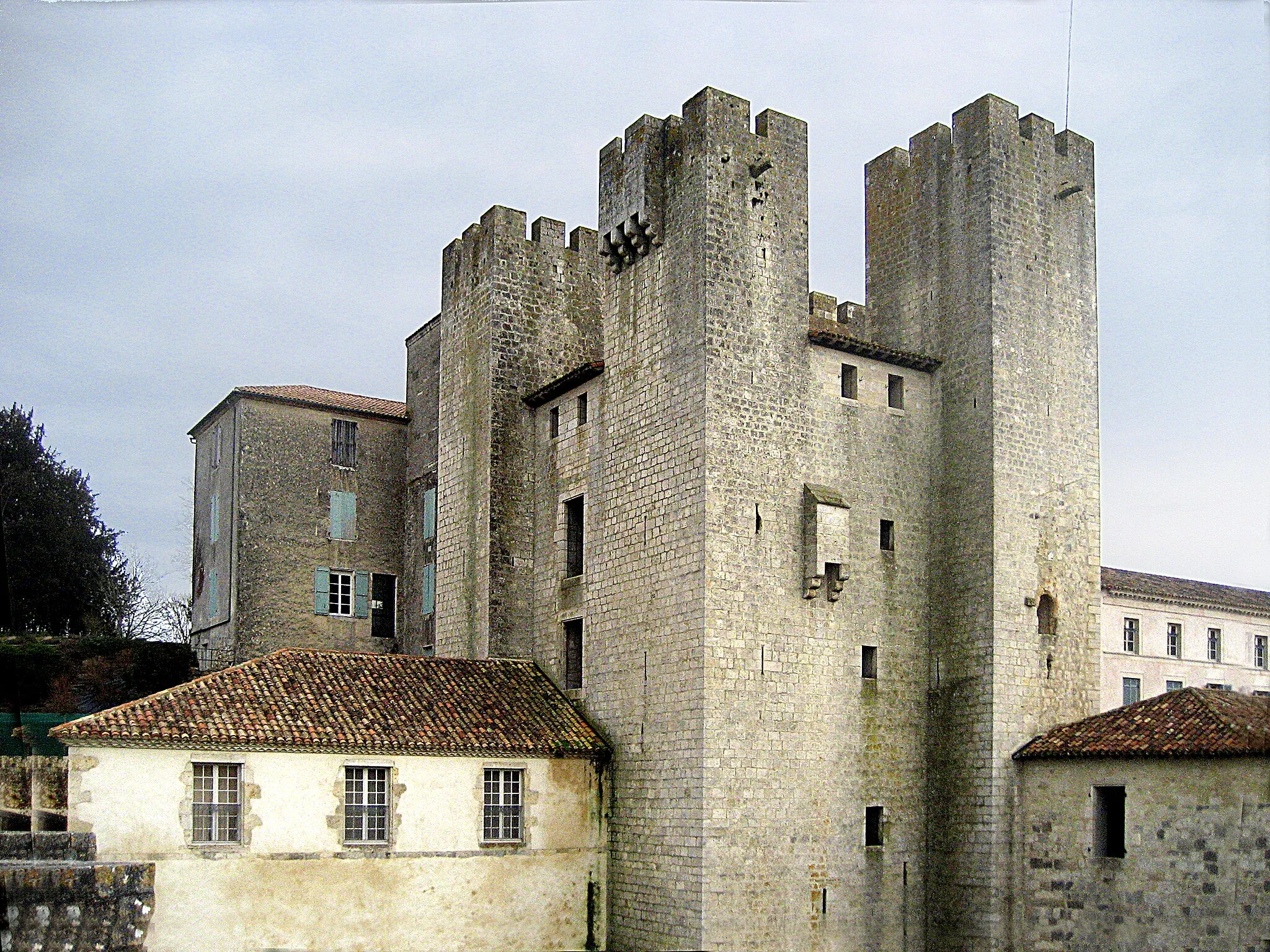 Photo showing: This building is indexed in the base Mérimée, a database of architectural heritage maintained by the French Ministry of Culture, under the reference PA00084197 .