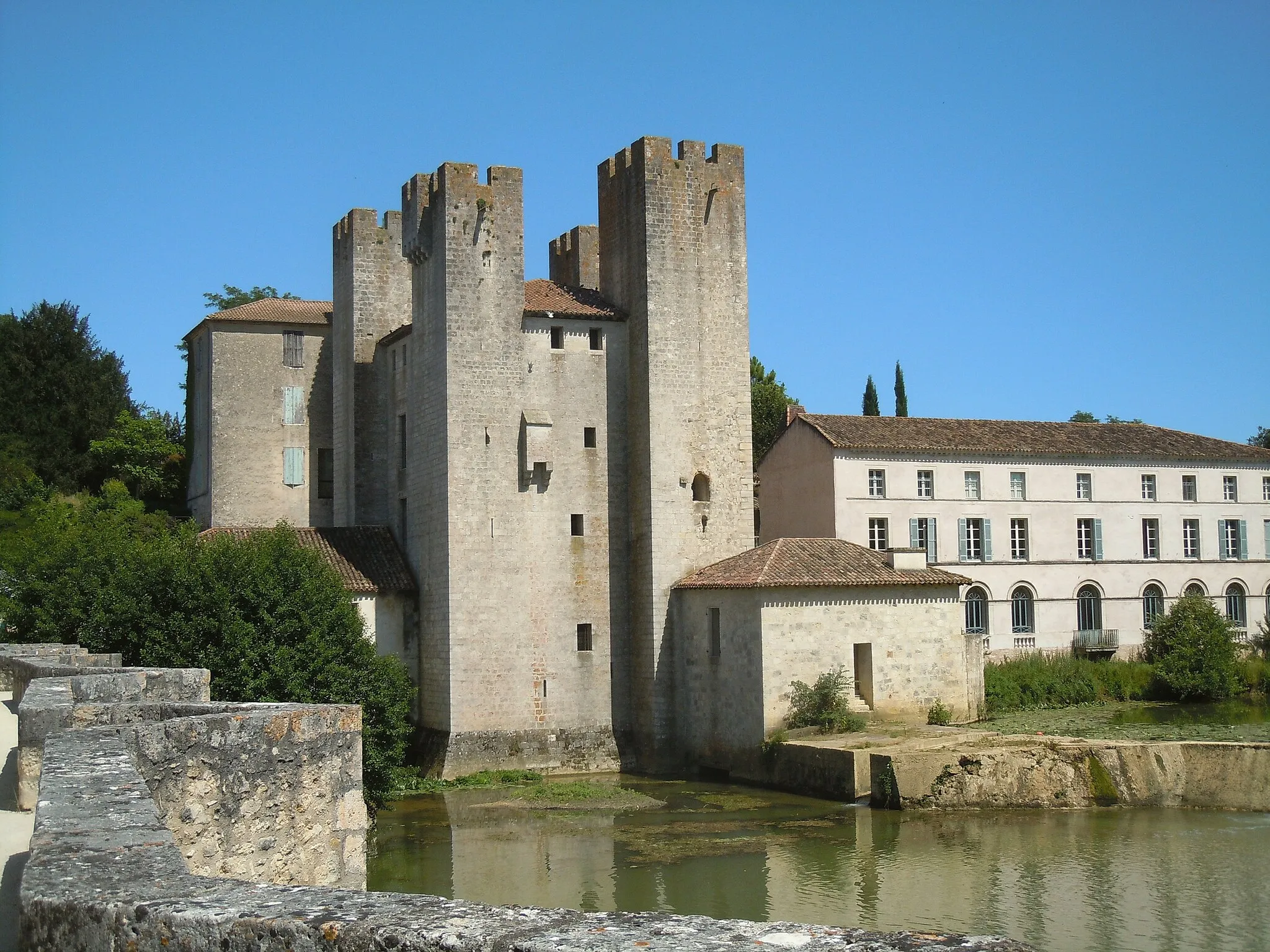 Photo showing: This building is indexed in the base Mérimée, a database of architectural heritage maintained by the French Ministry of Culture, under the reference PA00084197 .