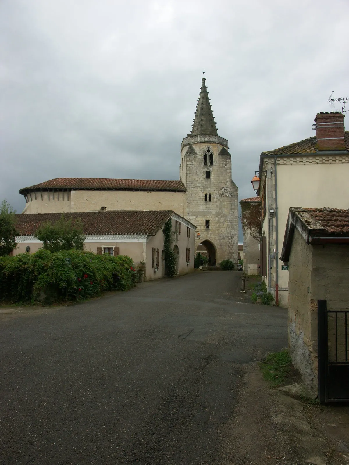 Photo showing: Vue de l'église de Brassempouy