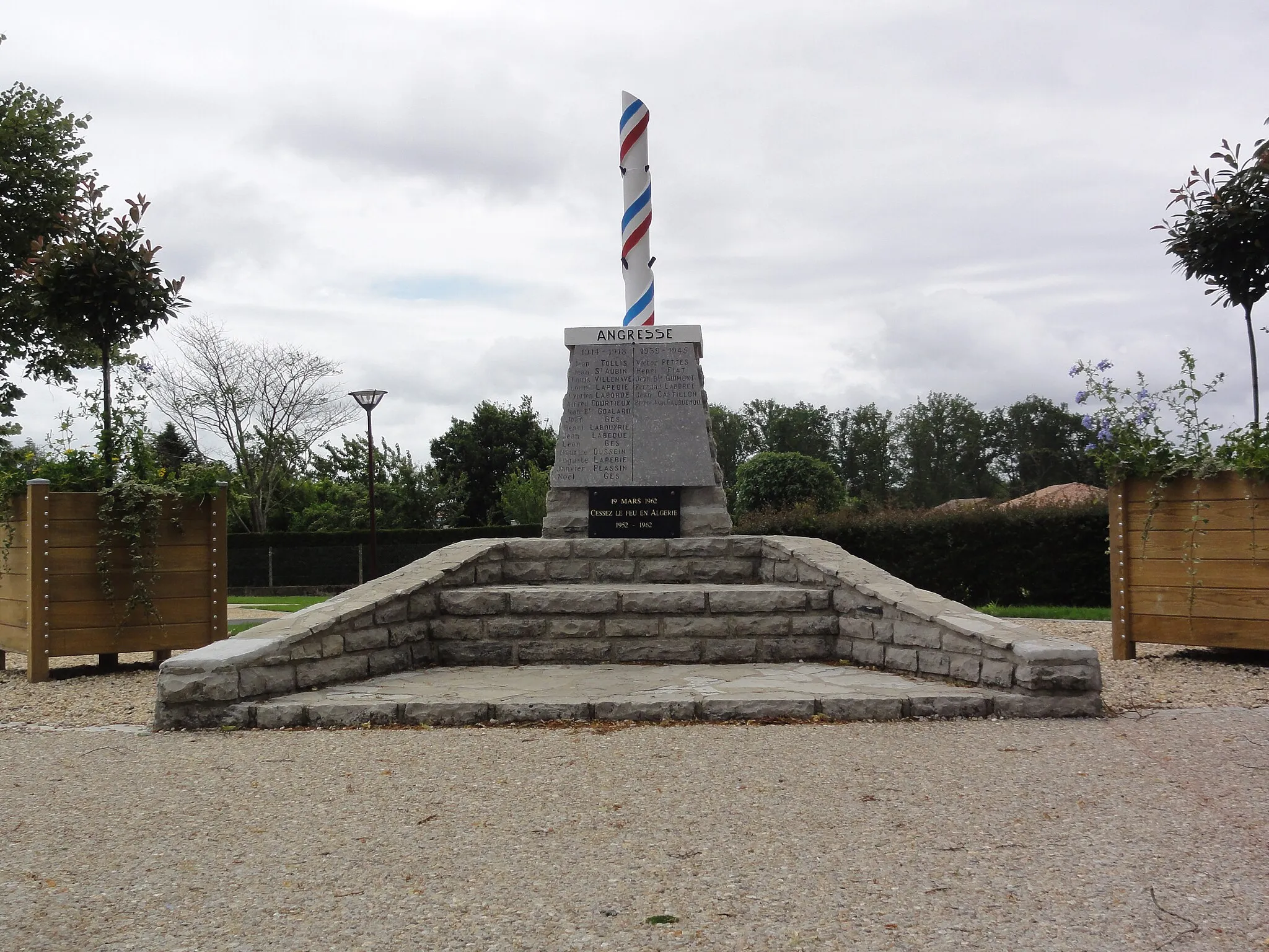 Photo showing: Angresse (Landes) monument aux morts