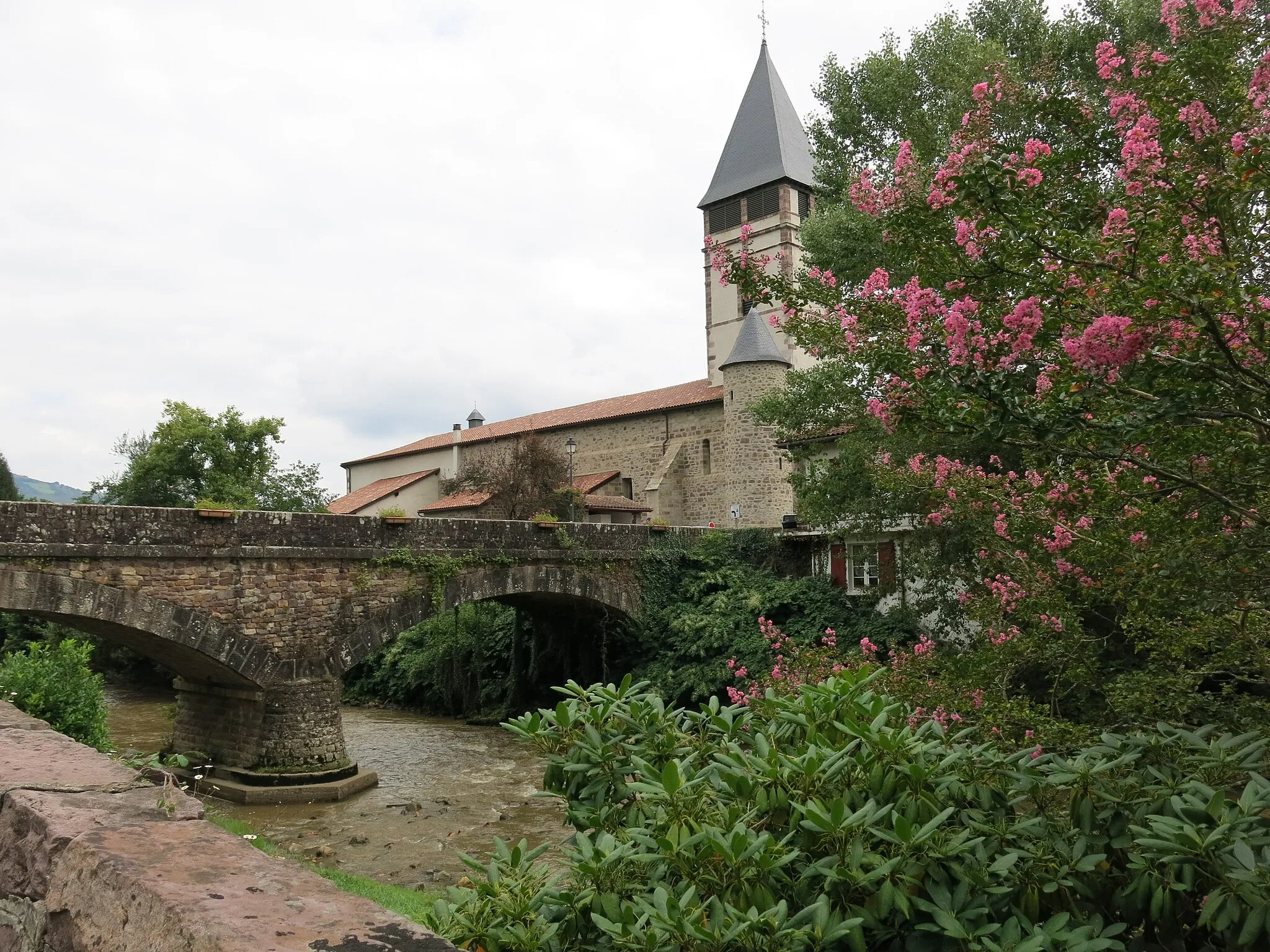 Photo showing: Bridge and church of Saint-Étienne-de-Baïgorry (Pyrénées-Atlantiques, France).