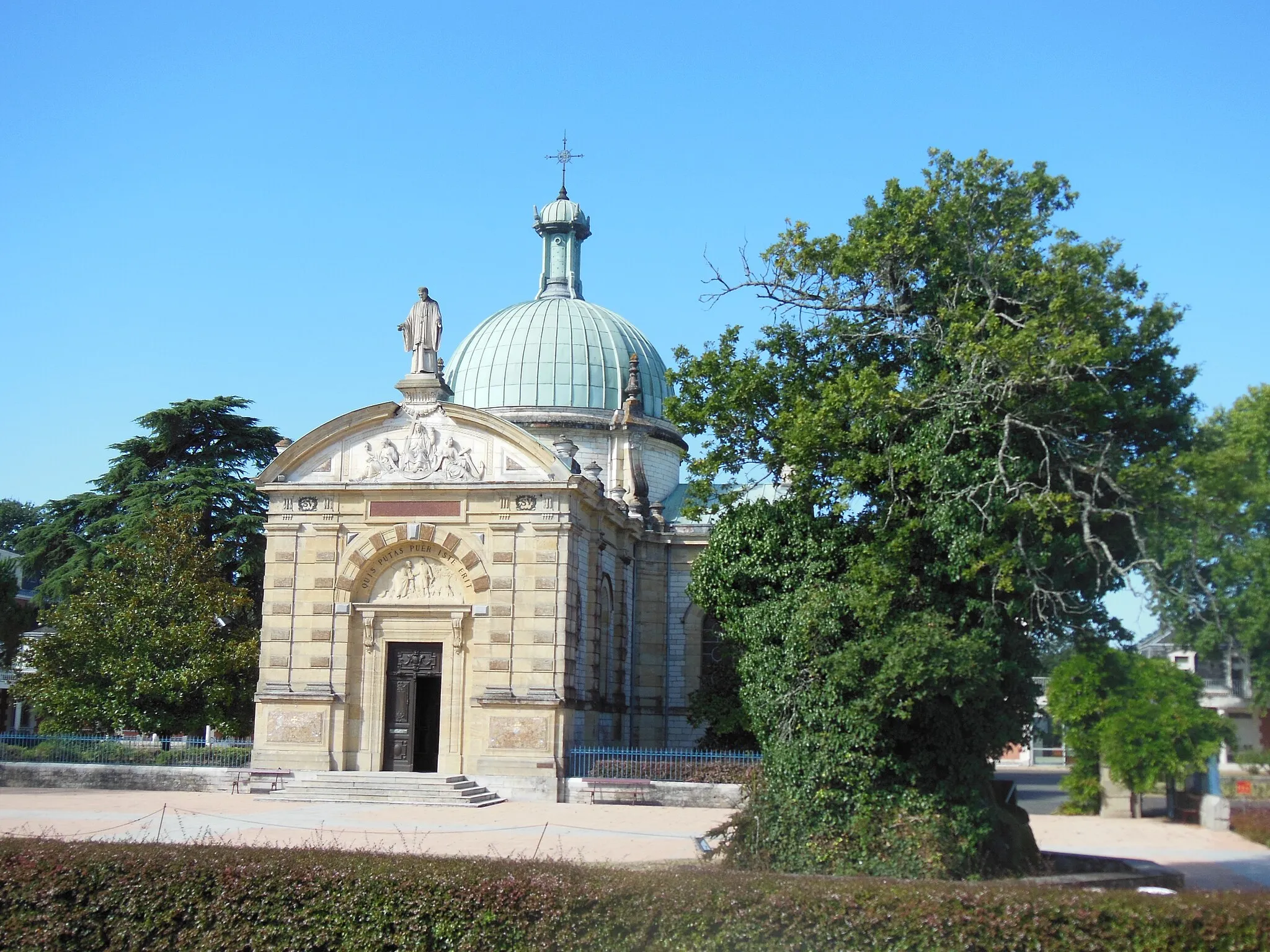 Photo showing: Église Saint-Vincent-de-Paul du Berceau, commune de Saint-Vincent-de-Paul, Landes, France (+ chêne Lou bielh cassou)