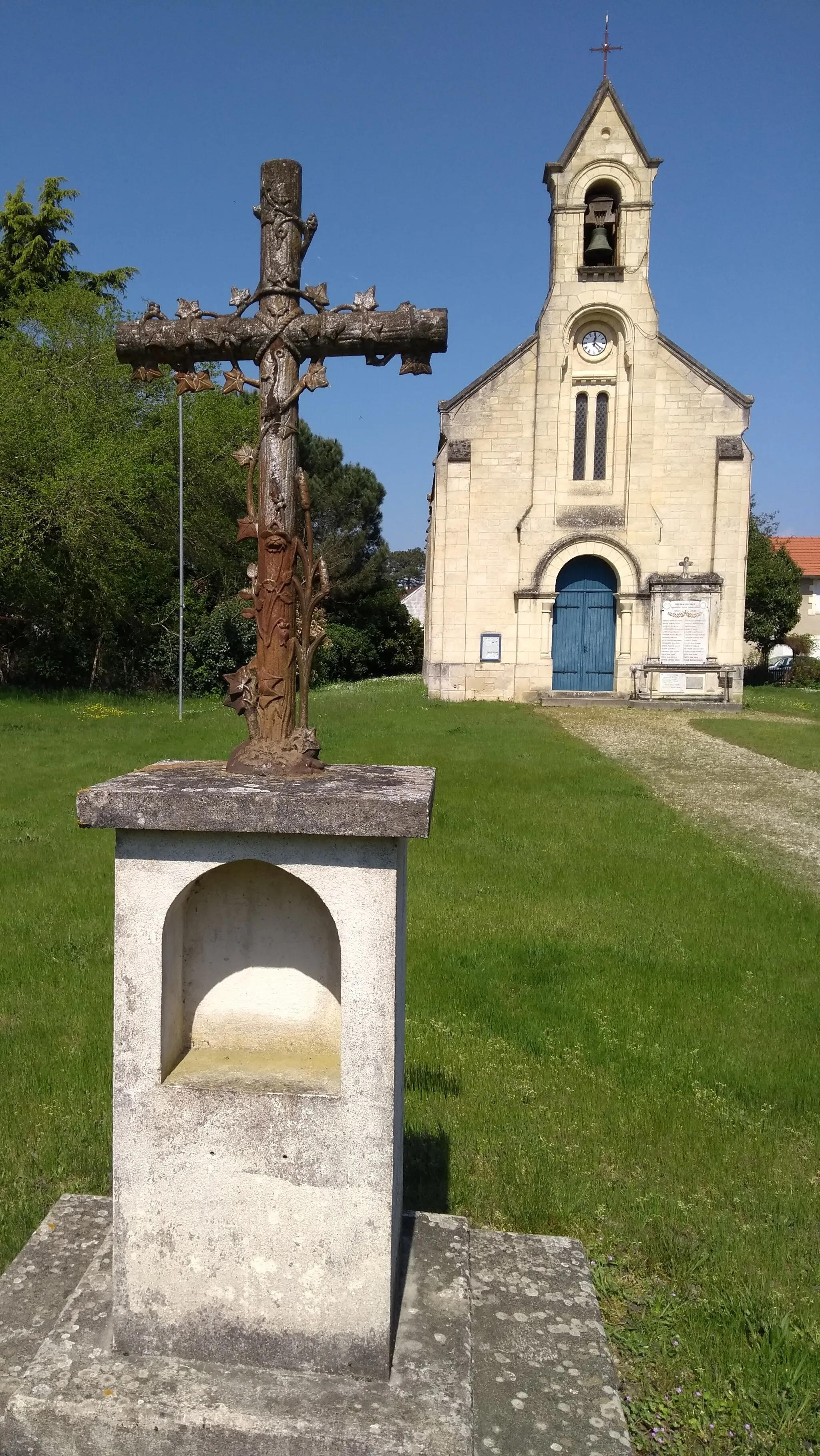 Photo showing: Église de Villagrains et sa croix