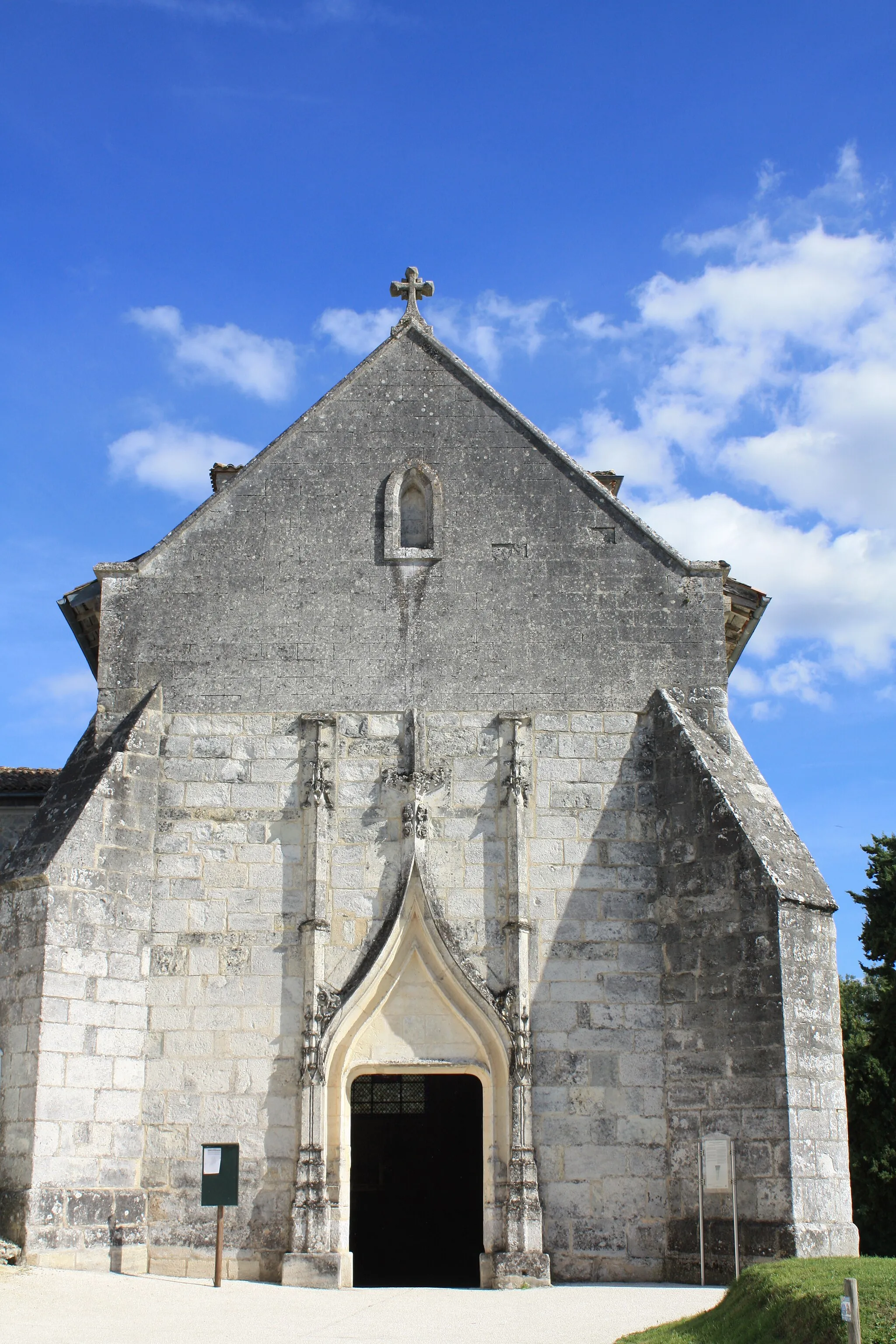 Photo showing: This building is indexed in the base Mérimée, a database of architectural heritage maintained by the French Ministry of Culture, under the reference PA17000035 .