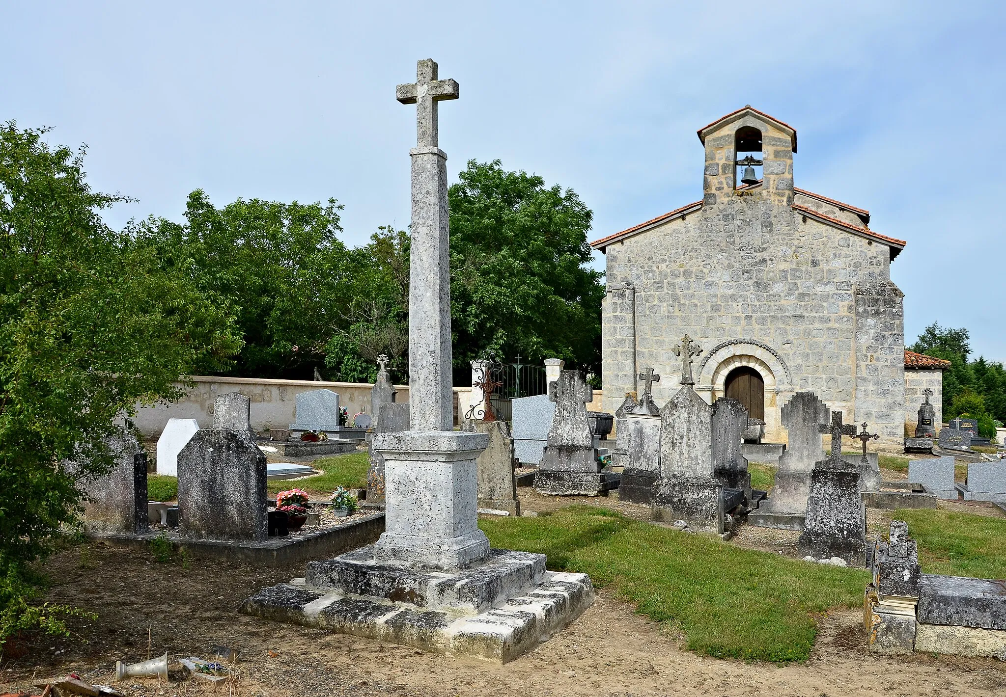 Photo showing: Cemetery cross and church facade of Martron, Boresse-et-Martron, Charente-Maritime, France.
