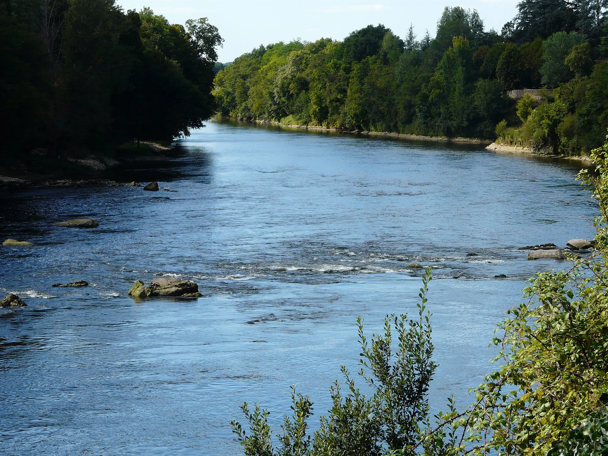 Photo showing: La Dordogne en aval du barrage de Tuilières, entre Saint-Agne à gauche et Mouleydier à droite, Dordogne, France.