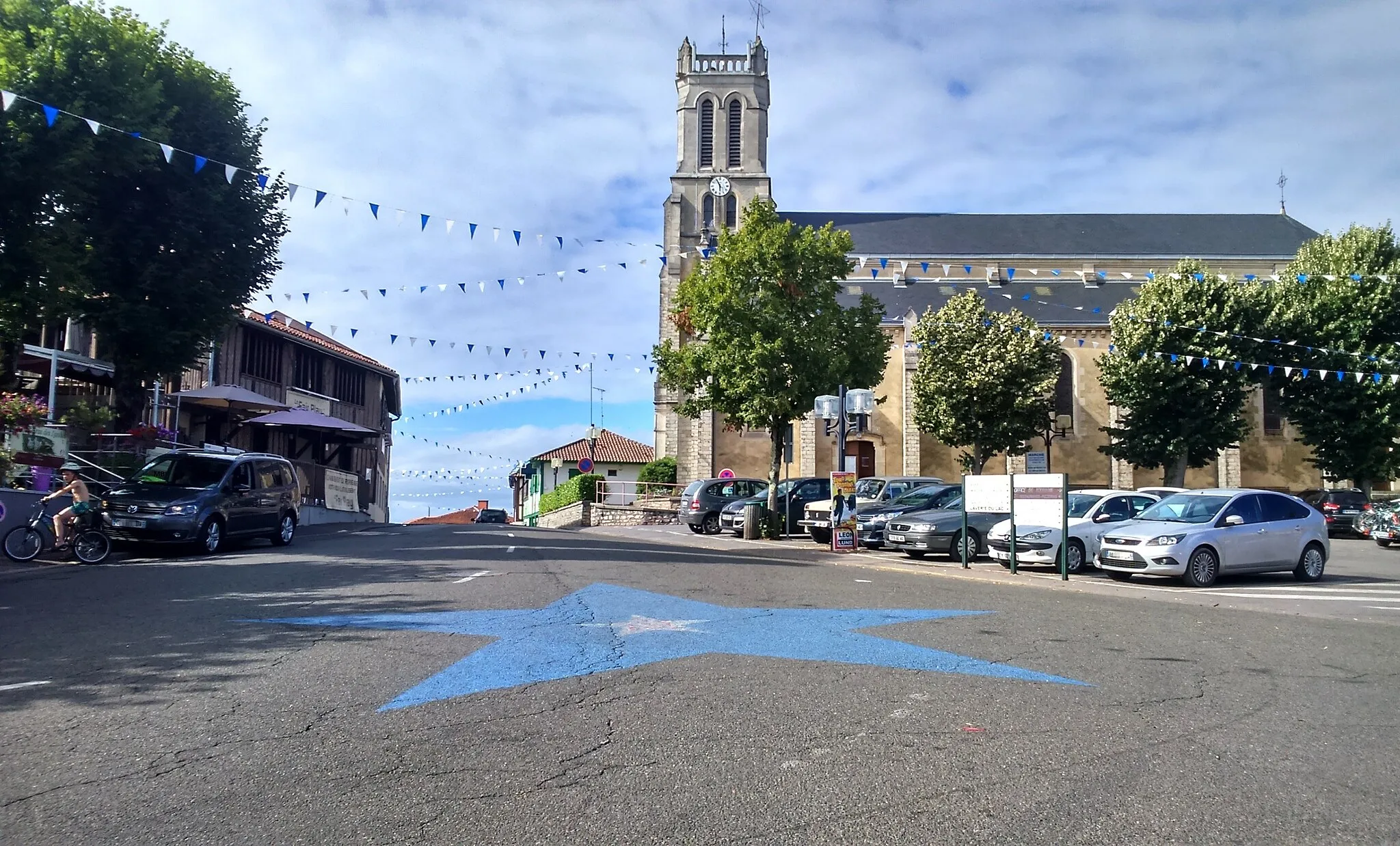 Photo showing: Le bourg de Léon (40) avec l'église.