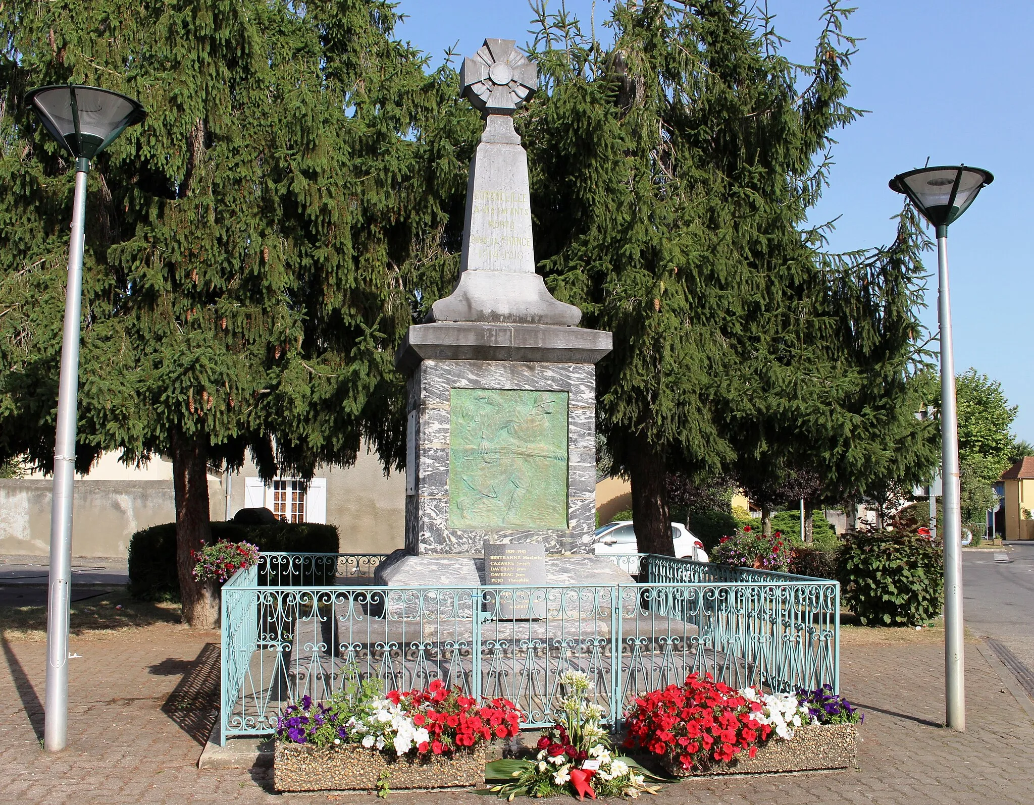 Photo showing: Monument aux morts d'Oursbelille (Hautes-Pyrénées)