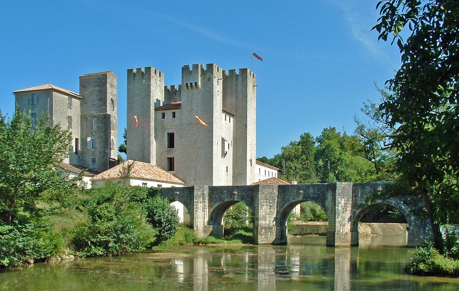 Photo showing: This building is indexed in the base Mérimée, a database of architectural heritage maintained by the French Ministry of Culture, under the reference PA00084197 .