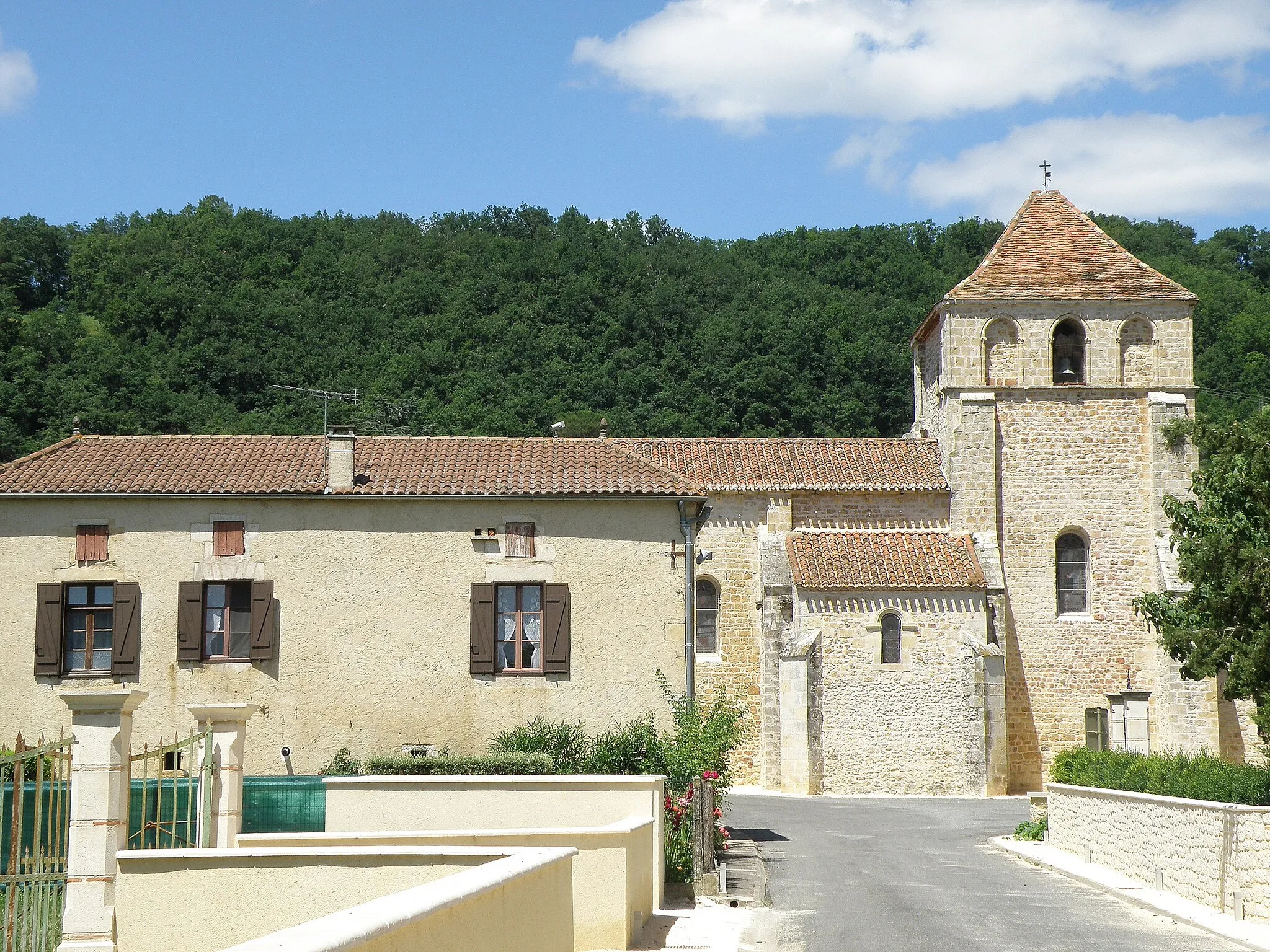 Photo showing: Pescadoires, village et commune situés dans le sud-ouest du département du Lot (région Midi-Pyrénées, France), sur la rive gauche de la rivière Lot. Aspect du village, avec église Saint-Pierre-ès-Liens.