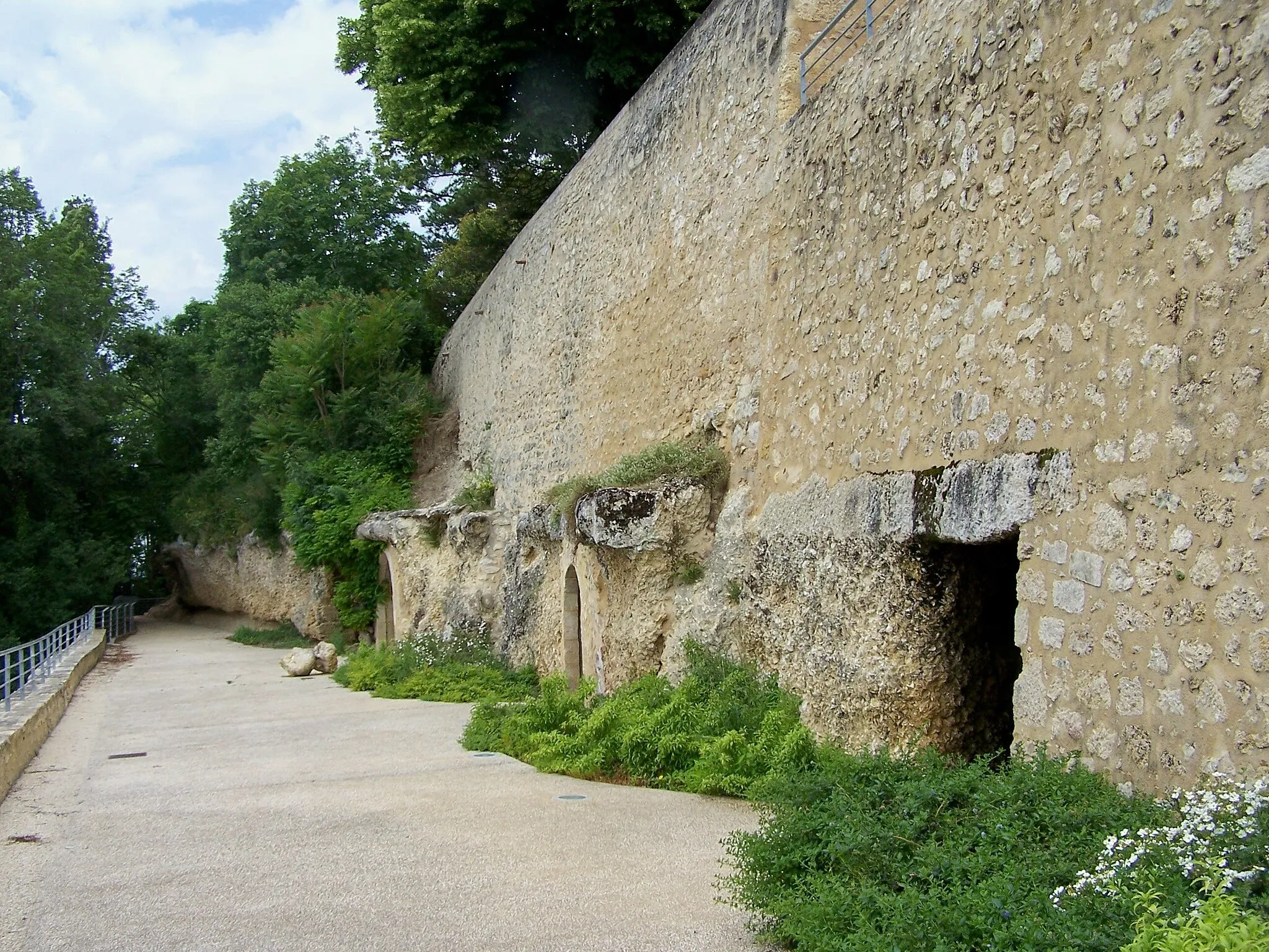 Photo showing: Les grottes dans les huîtres fossiles Sainte-Croix-du-Mont, Gironde, France