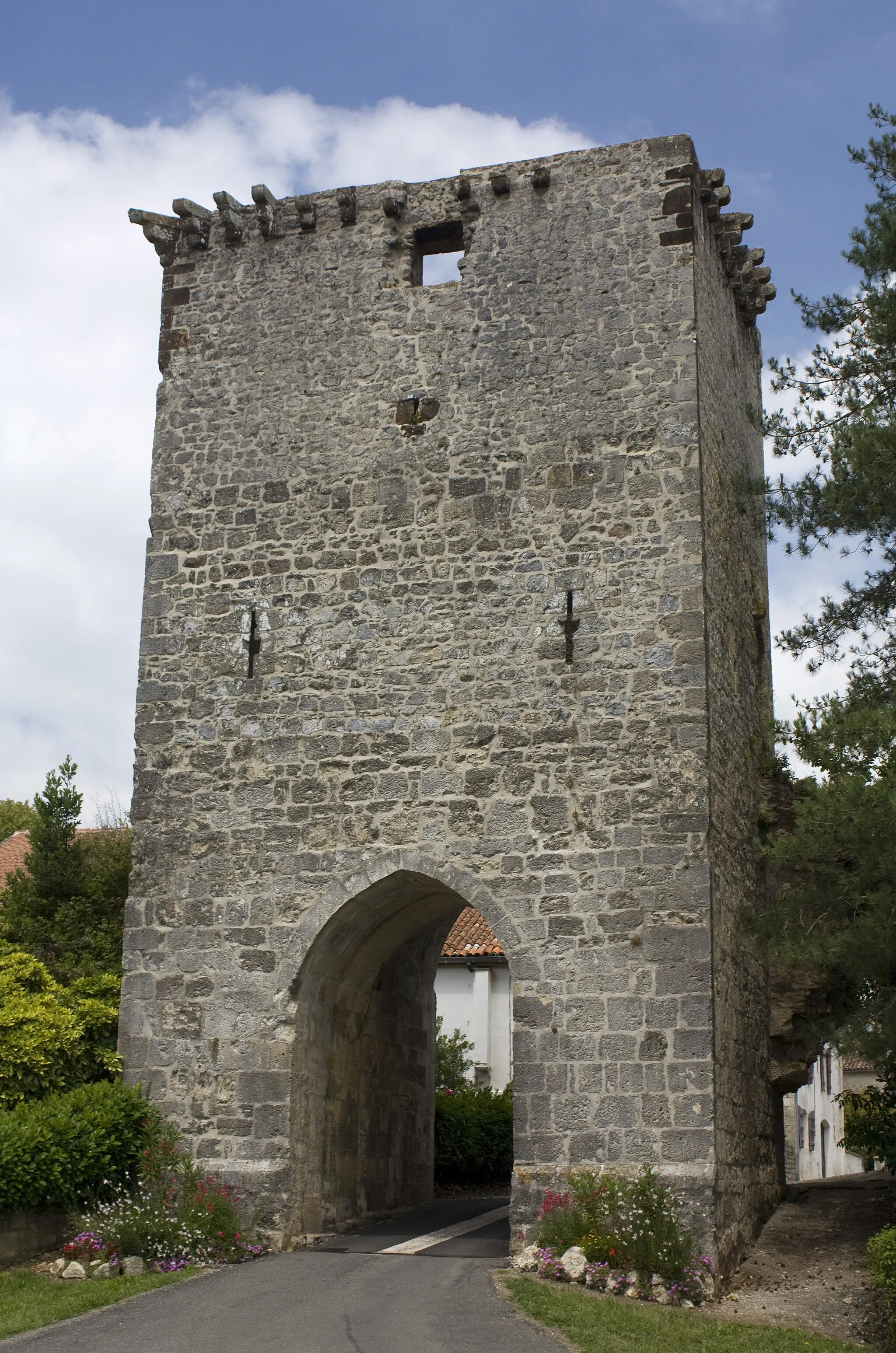 Photo showing: This building is inscrit au titre des monuments historiques de la France. It is indexed in the base Mérimée, a database of architectural heritage maintained by the French Ministry of Culture, under the reference PA00083953 .