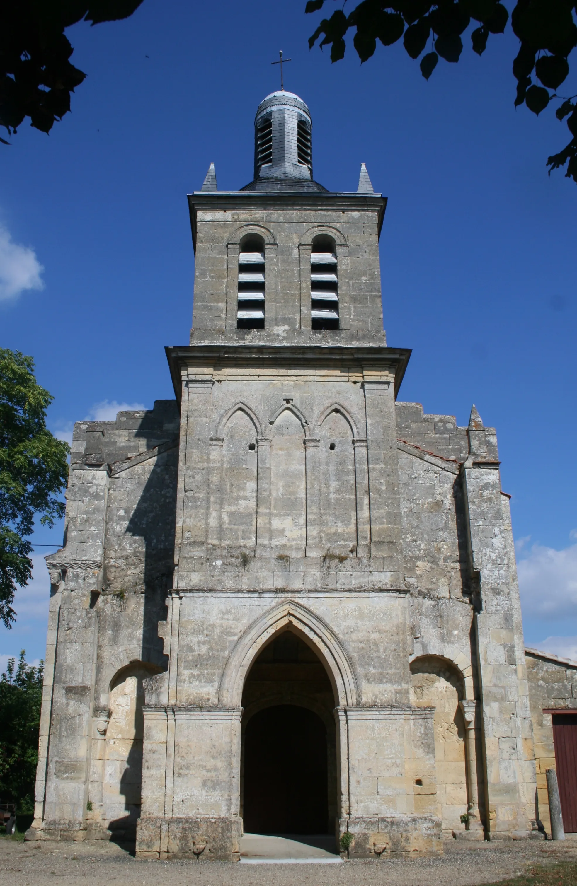 Photo showing: The front of the Cubzac church.