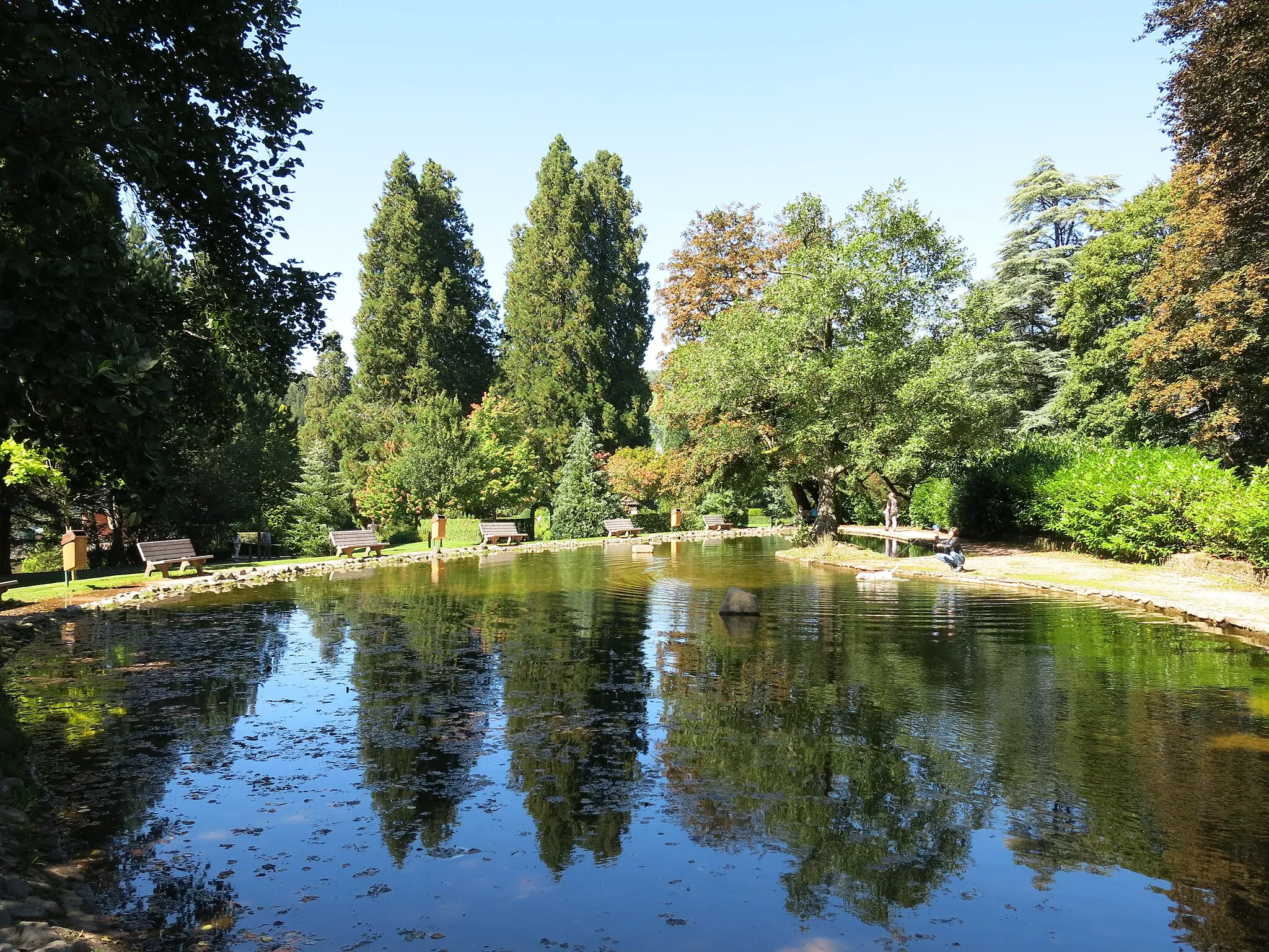 Photo showing: Pond of parc Fenestre in la Bourboule (Puy-de-Dôme, France).