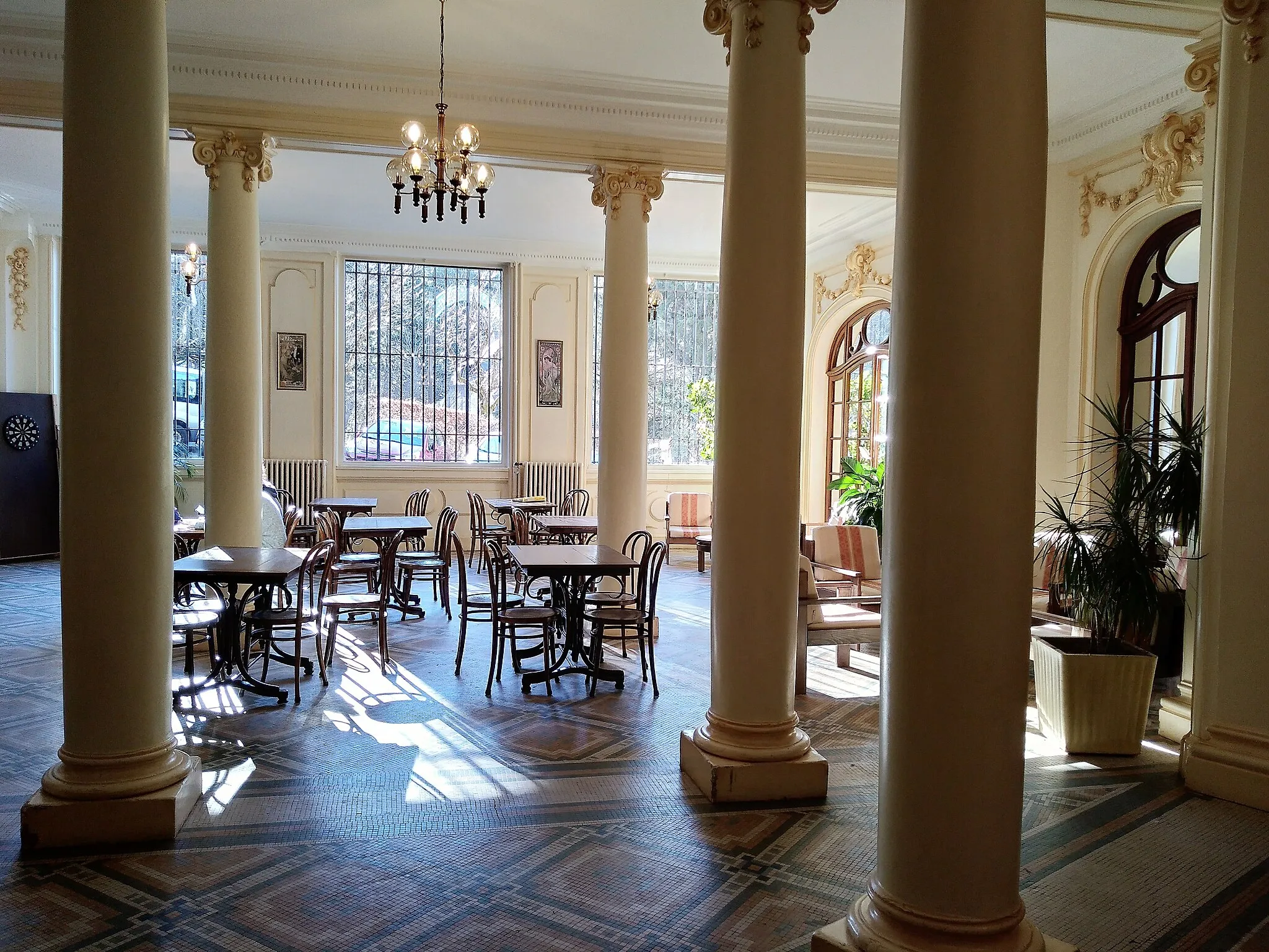 Photo showing: Grand salon de l'ancien Hôtel Médicis, La Bourboule, Puy-de-Dôme, France.