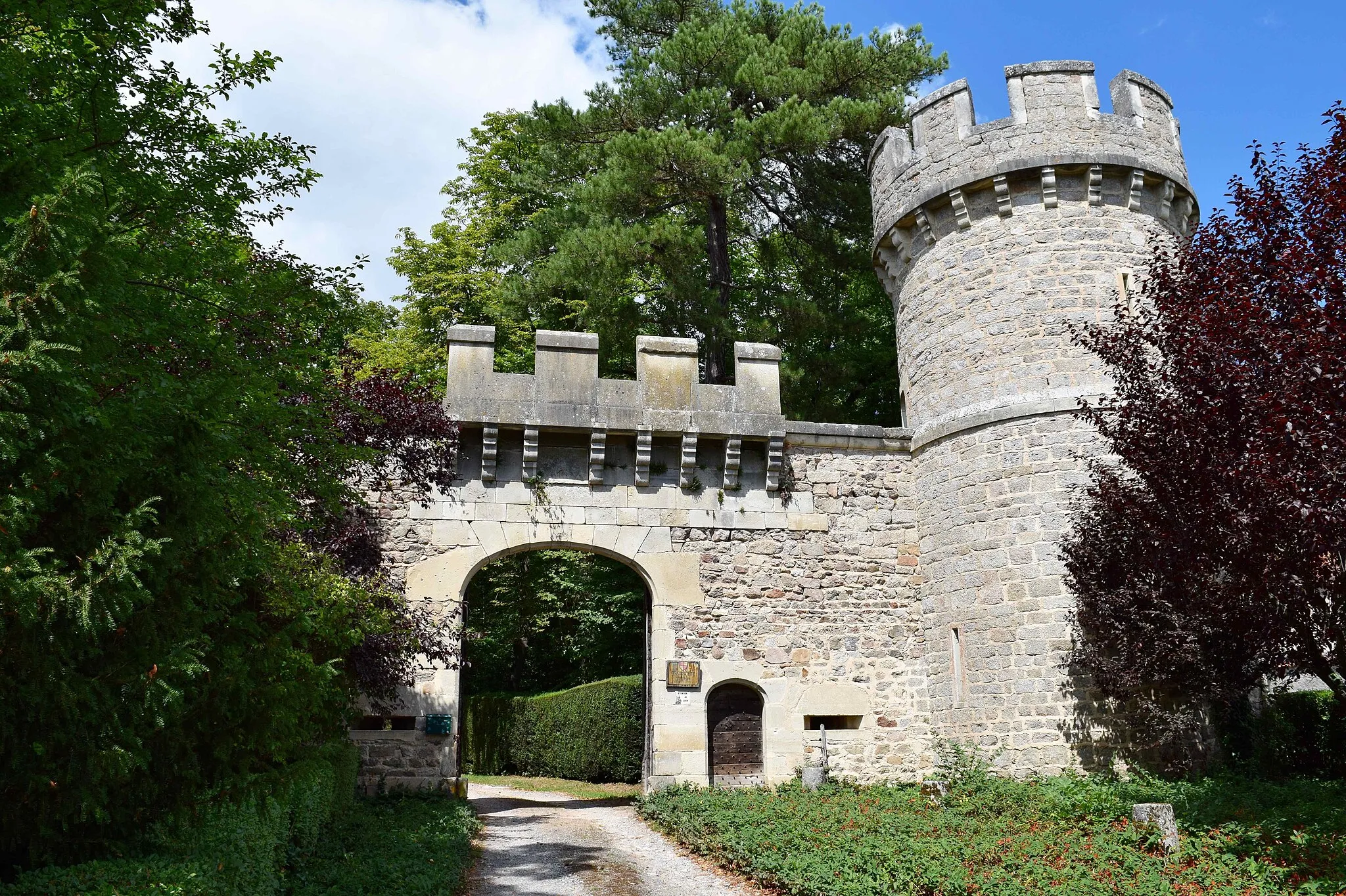 Photo showing: This building is indexed in the base Mérimée, a database of architectural heritage maintained by the French Ministry of Culture, under the reference PA00092147 .